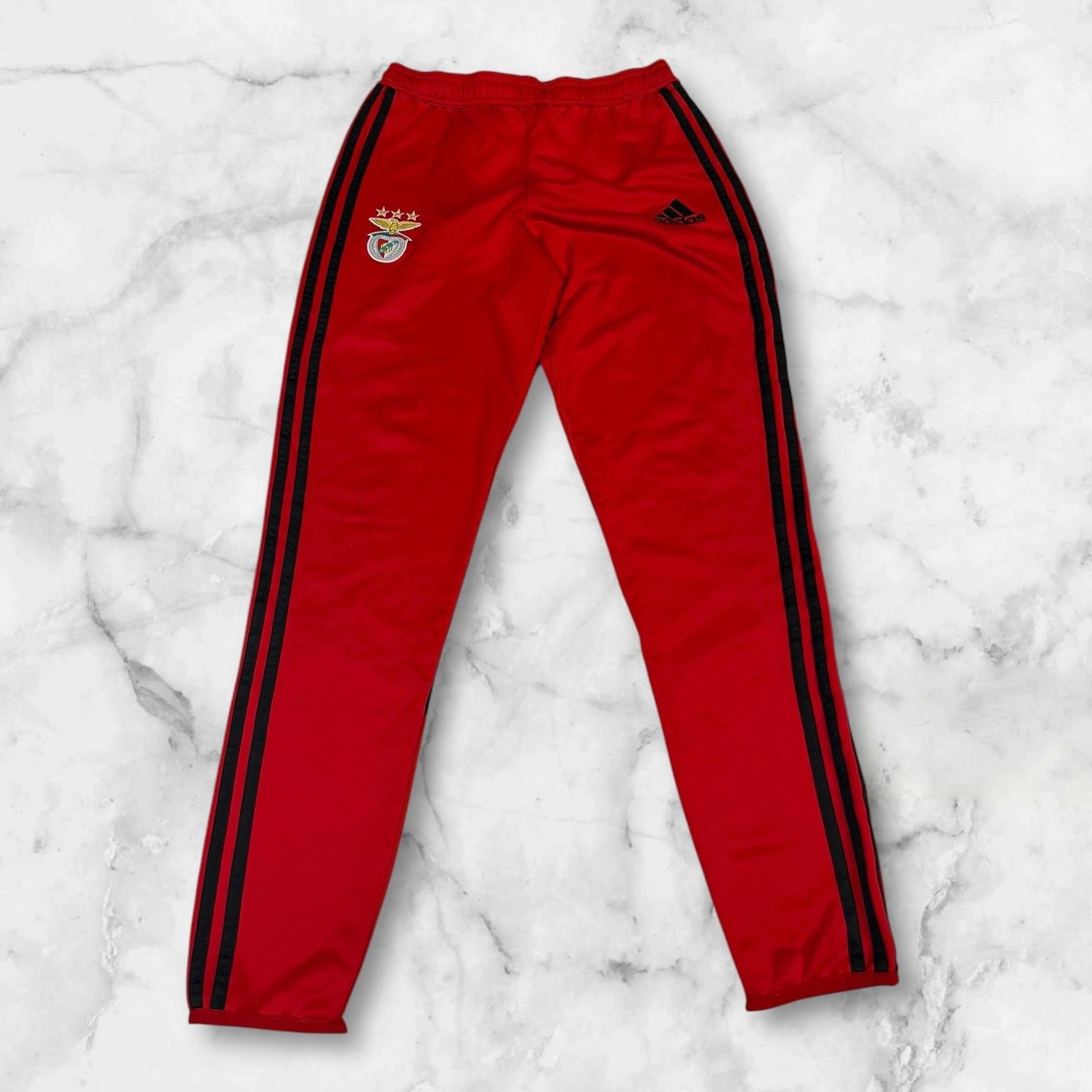 Entdecke unsere Vintage Track Pants von Nike und anderen Marken, erhältlich bei Valuxery.de - Dein Shop für trendige Vintage - Kleidung. Unsere Track Pants sind aus hochwertigen Materialien und