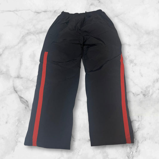 Entdecke unsere Vintage Track Pants von Nike und anderen Marken, erhältlich bei Valuxery.de - Dein Shop für trendige Vintage - Kleidung. Unsere Track Pants sind aus hochwertigen Materialien und