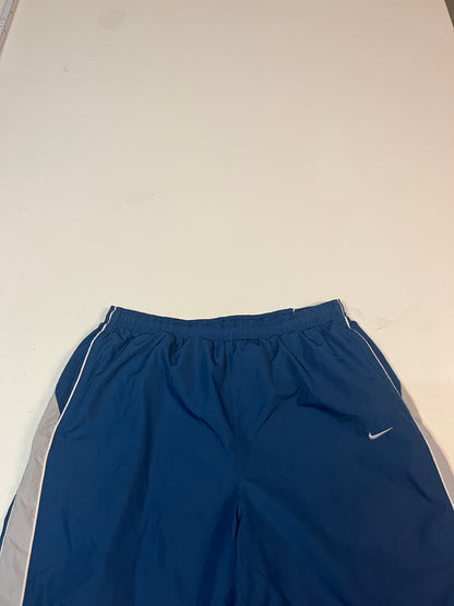 Entdecke unsere Vintage Track Pants von Nike und anderen Marken, erhältlich bei Valuxery.de - Dein Shop für trendige Vintage - Kleidung. Unsere Track Pants sind aus hochwertigen Materialien und