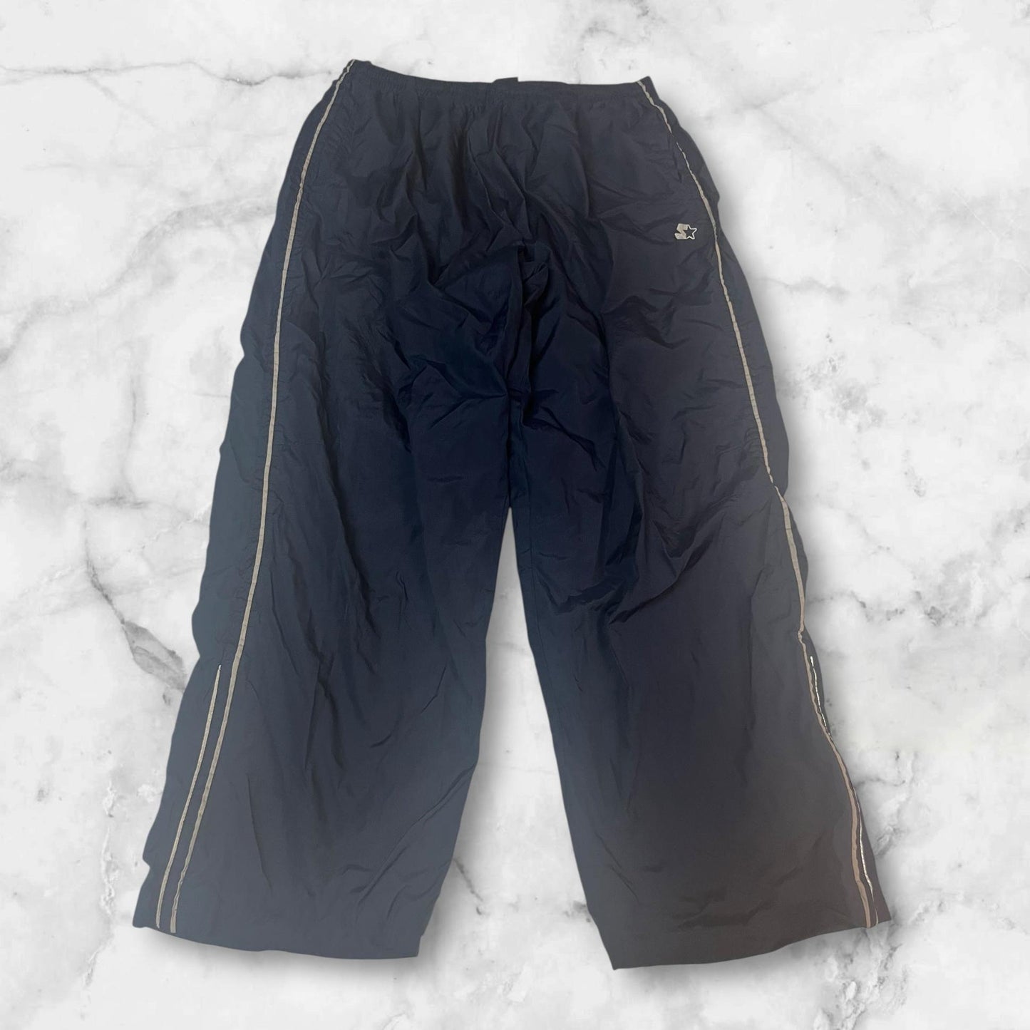 Entdecke unsere Vintage Track Pants von Nike und anderen Marken, erhältlich bei Valuxery.de - Dein Shop für trendige Vintage - Kleidung. Unsere Track Pants sind aus hochwertigen Materialien und
