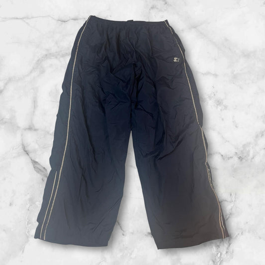 Entdecke unsere Vintage Track Pants von Nike und anderen Marken, erhältlich bei Valuxery.de - Dein Shop für trendige Vintage - Kleidung. Unsere Track Pants sind aus hochwertigen Materialien und
