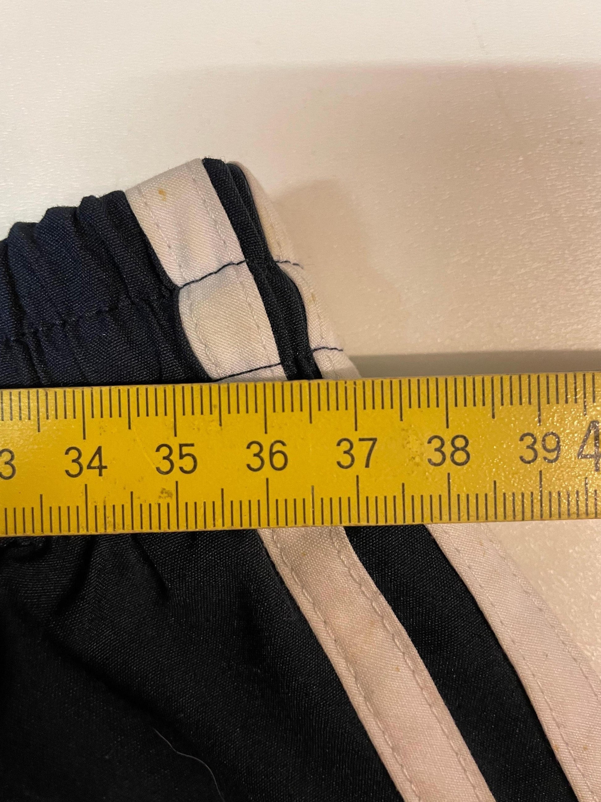 Entdecke unsere Vintage Track Pants von Nike und anderen Marken, erhältlich bei Valuxery.de - Dein Shop für trendige Vintage - Kleidung. Unsere Track Pants sind aus hochwertigen Materialien und