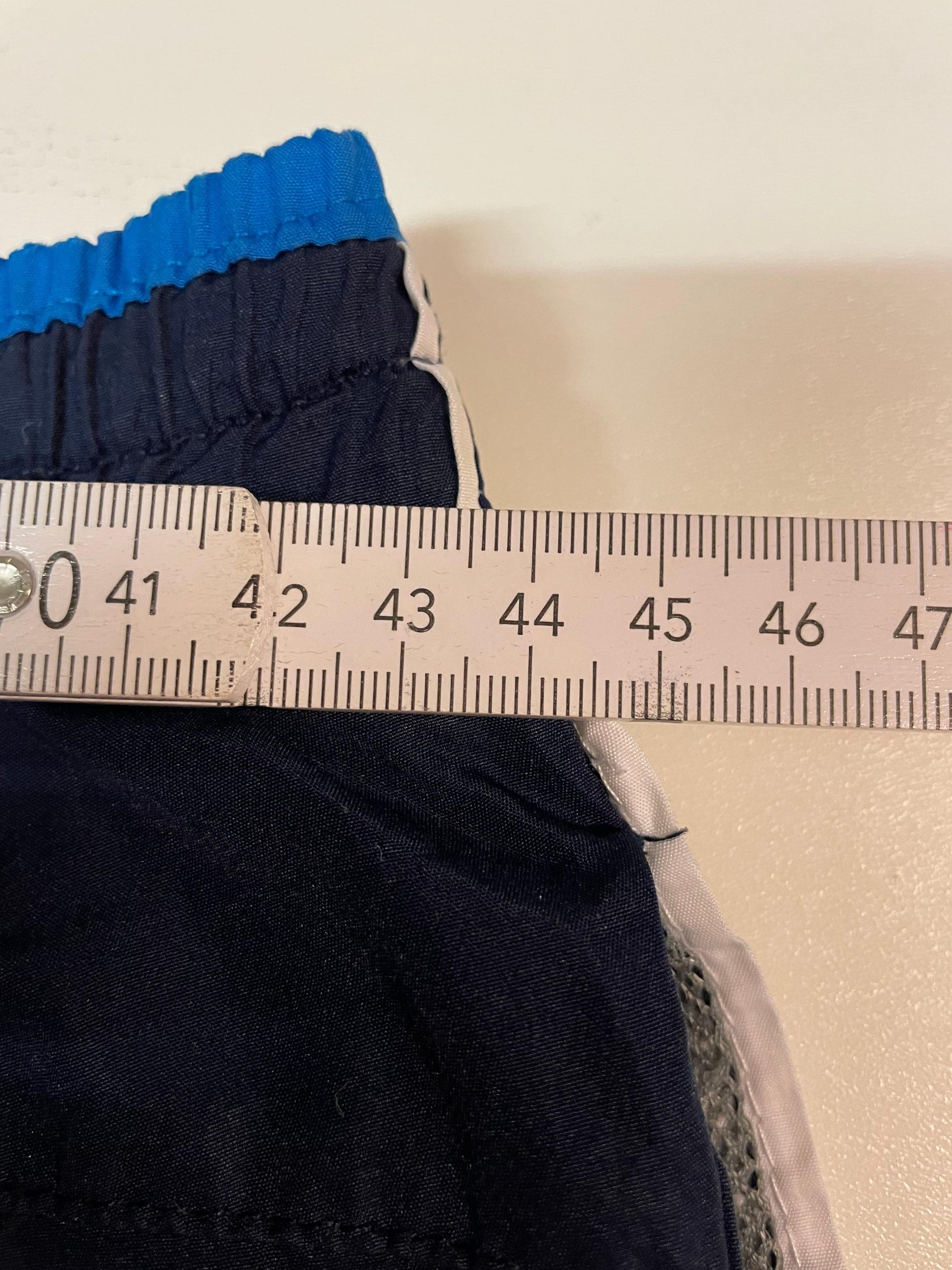 Entdecke unsere Vintage Track Pants von Nike und anderen Marken, erhältlich bei Valuxery.de - Dein Shop für trendige Vintage - Kleidung. Unsere Track Pants sind aus hochwertigen Materialien und