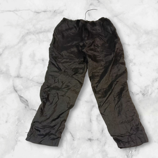 Entdecke unsere Vintage Track Pants von Nike und anderen Marken, erhältlich bei Valuxery.de - Dein Shop für trendige Vintage - Kleidung. Unsere Track Pants sind aus hochwertigen Materialien und