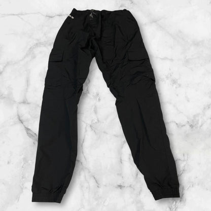Entdecke unsere Vintage Track Pants von Nike und anderen Marken, erhältlich bei Valuxery.de - Dein Shop für trendige Vintage - Kleidung. Unsere Track Pants sind aus hochwertigen Materialien und