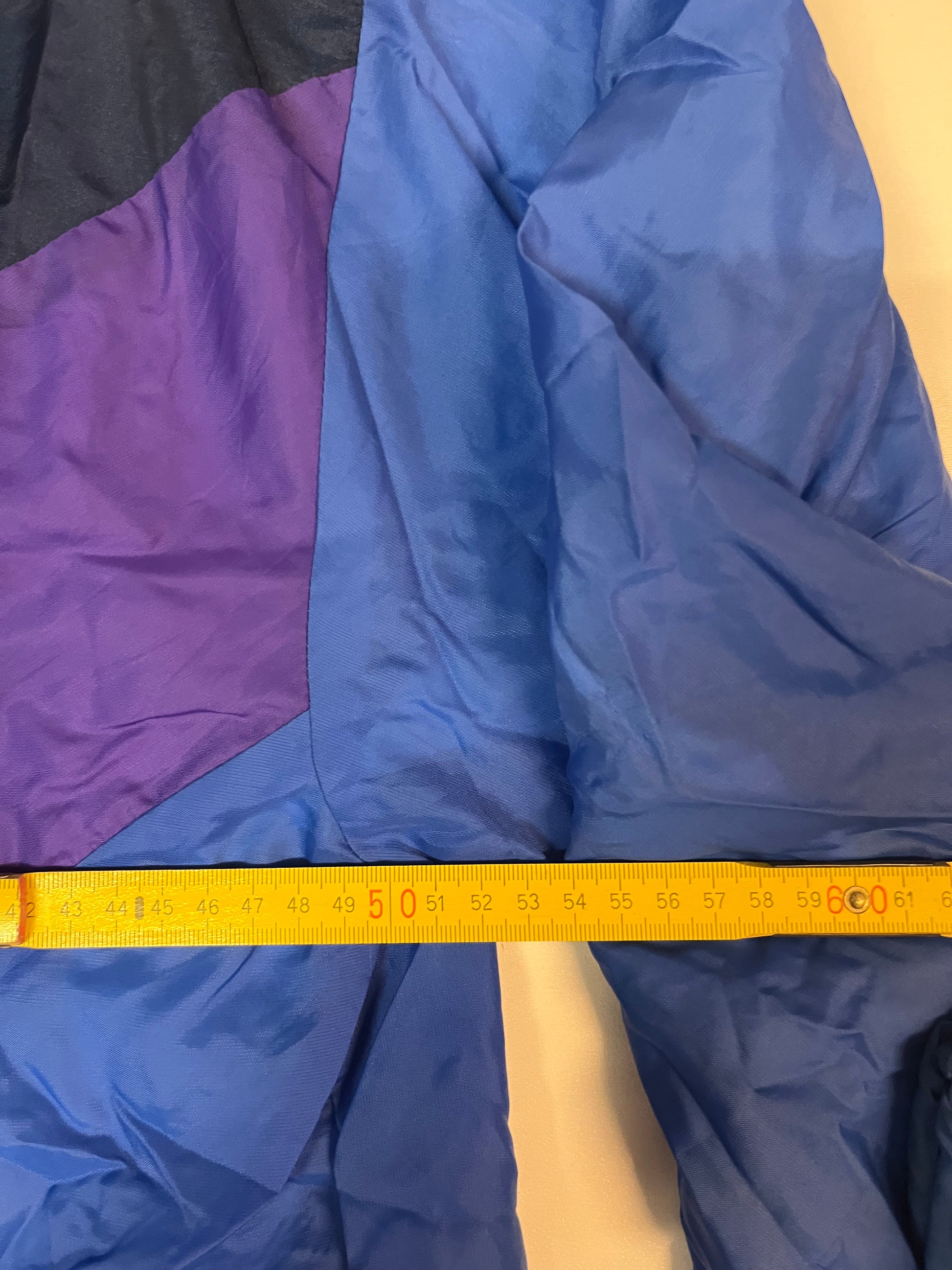 Entdecke unsere Vintage Track Pants von Nike und anderen Marken, erhältlich bei Valuxery.de - Dein Shop für trendige Vintage - Kleidung. Unsere Track Pants sind aus hochwertigen Materialien und