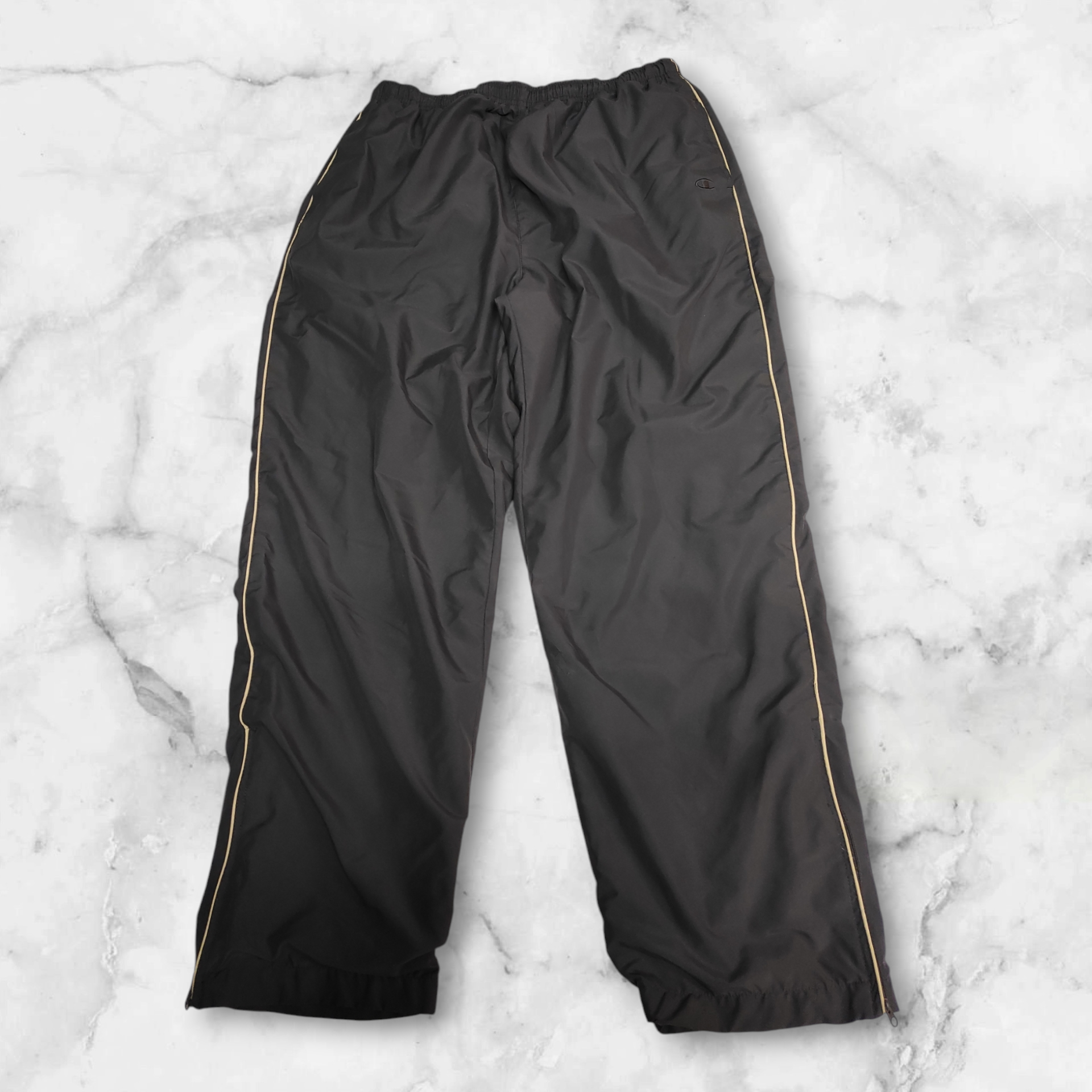 Entdecke unsere Vintage Track Pants von Nike und anderen Marken, erhältlich bei Valuxery.de - Dein Shop für trendige Vintage - Kleidung. Unsere Track Pants sind aus hochwertigen Materialien und