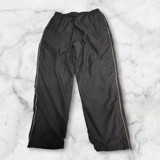 Entdecke unsere Vintage Track Pants von Nike und anderen Marken, erhältlich bei Valuxery.de - Dein Shop für trendige Vintage - Kleidung. Unsere Track Pants sind aus hochwertigen Materialien und