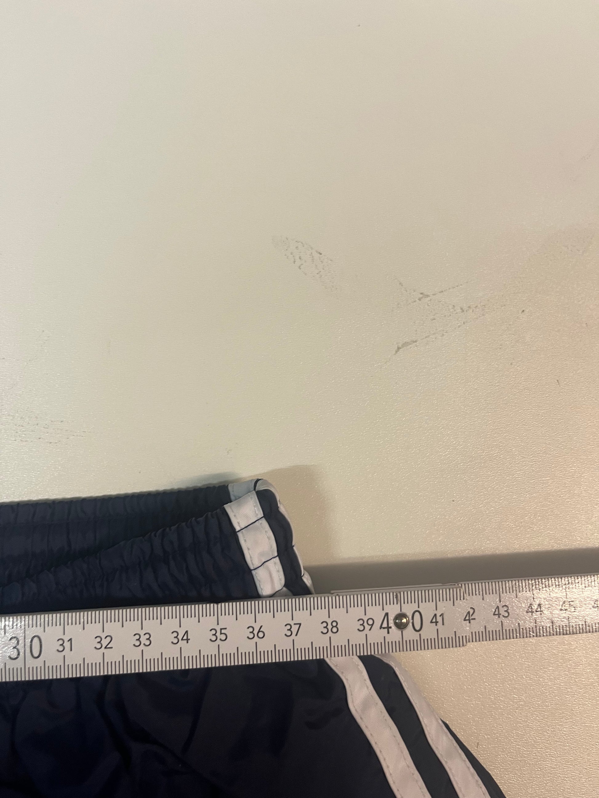 Entdecke unsere Vintage Track Pants von Nike und anderen Marken, erhältlich bei Valuxery.de - Dein Shop für trendige Vintage - Kleidung. Unsere Track Pants sind aus hochwertigen Materialien und