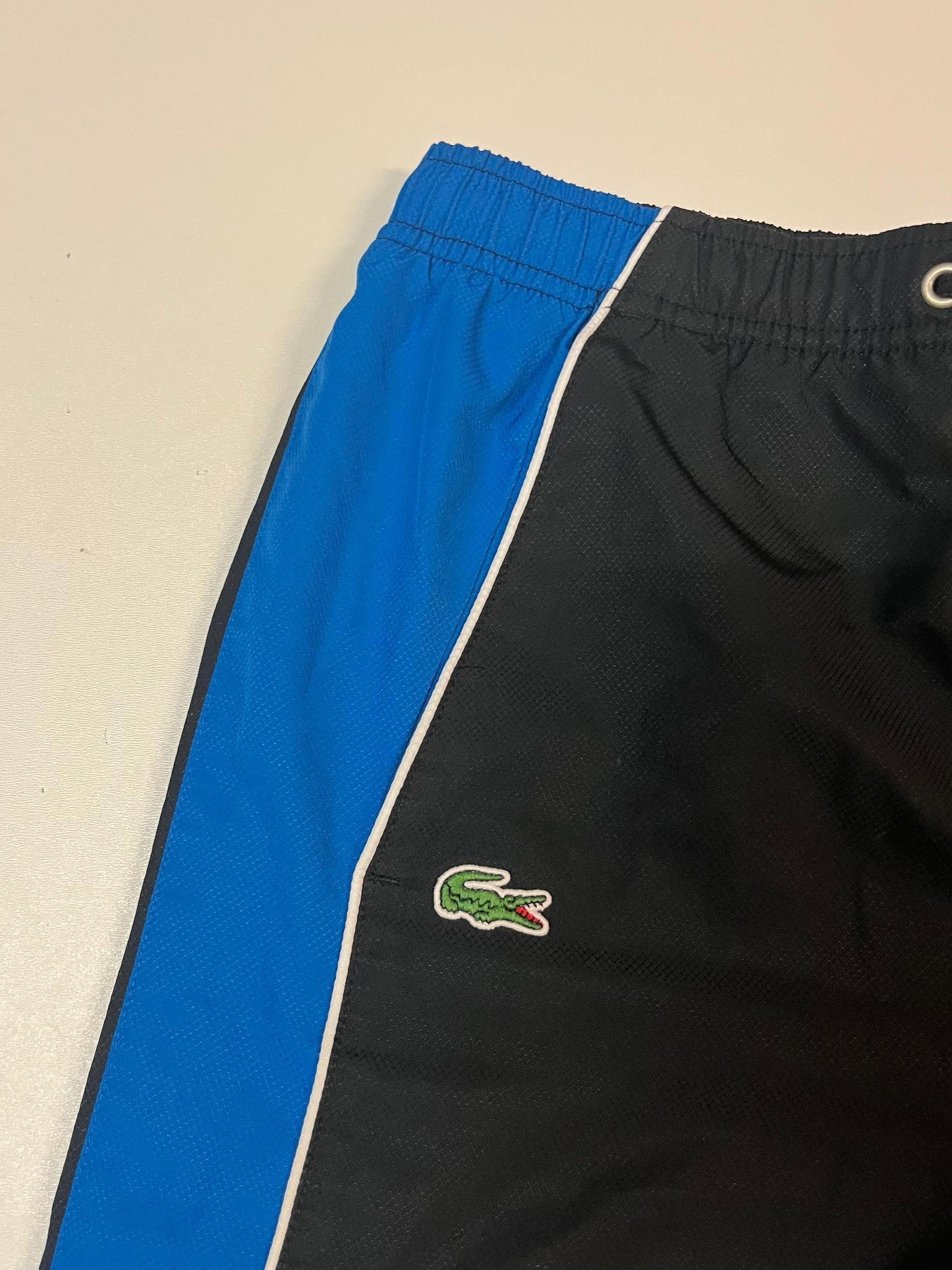 Entdecke unsere Vintage Track Pants von Nike und anderen Marken, erhältlich bei Valuxery.de - Dein Shop für trendige Vintage - Kleidung. Unsere Track Pants sind aus hochwertigen Materialien und