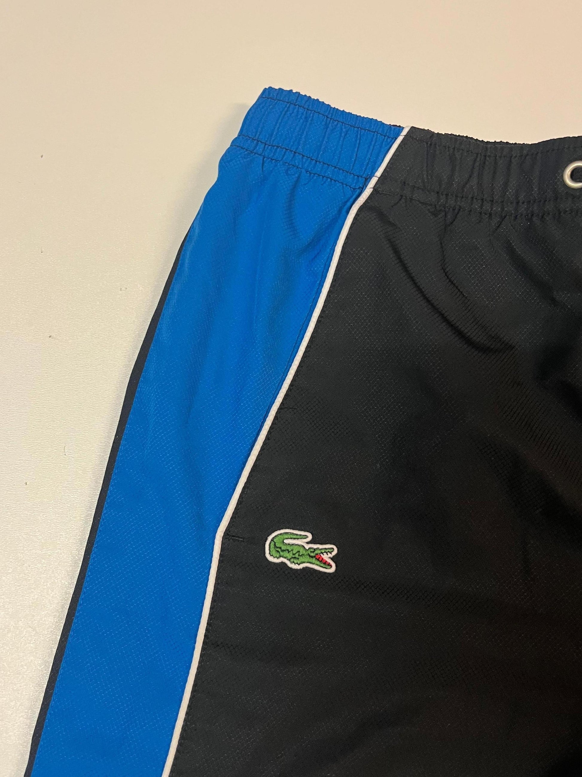 Entdecke unsere Vintage Track Pants von Nike und anderen Marken, erhältlich bei Valuxery.de - Dein Shop für trendige Vintage - Kleidung. Unsere Track Pants sind aus hochwertigen Materialien und