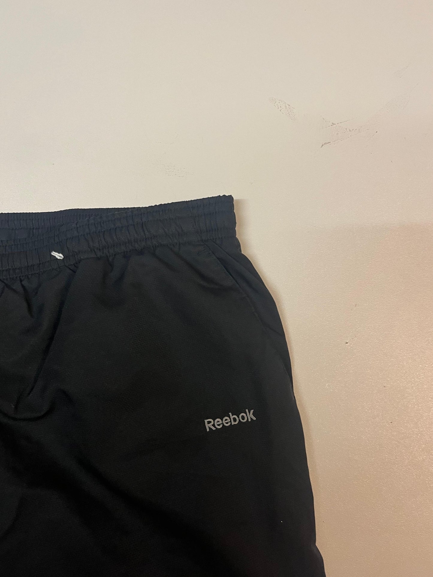 Entdecke unsere Vintage Track Pants von Nike und anderen Marken, erhältlich bei Valuxery.de - Dein Shop für trendige Vintage - Kleidung. Unsere Track Pants sind aus hochwertigen Materialien und