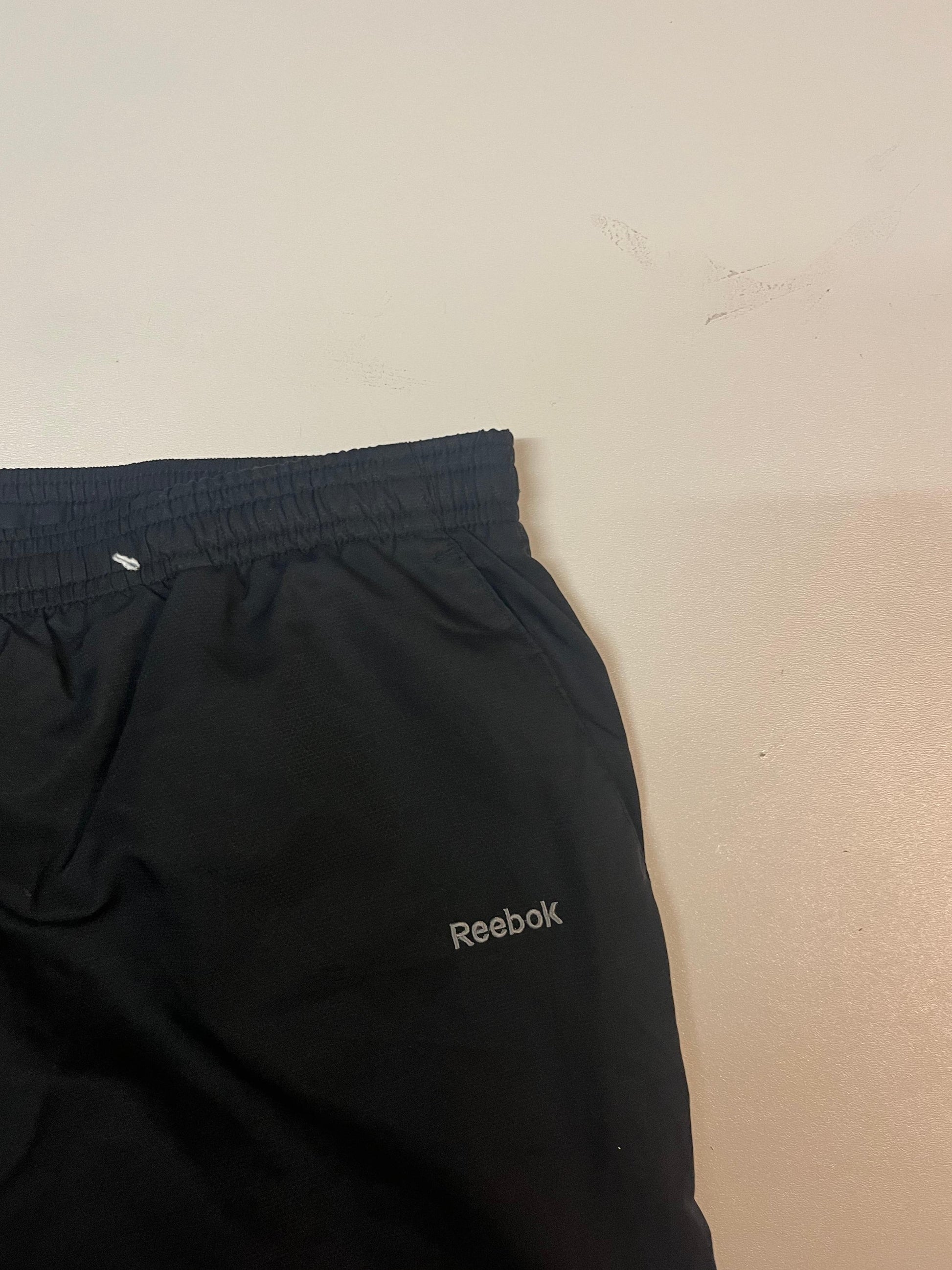 Entdecke unsere Vintage Track Pants von Nike und anderen Marken, erhältlich bei Valuxery.de - Dein Shop für trendige Vintage - Kleidung. Unsere Track Pants sind aus hochwertigen Materialien und