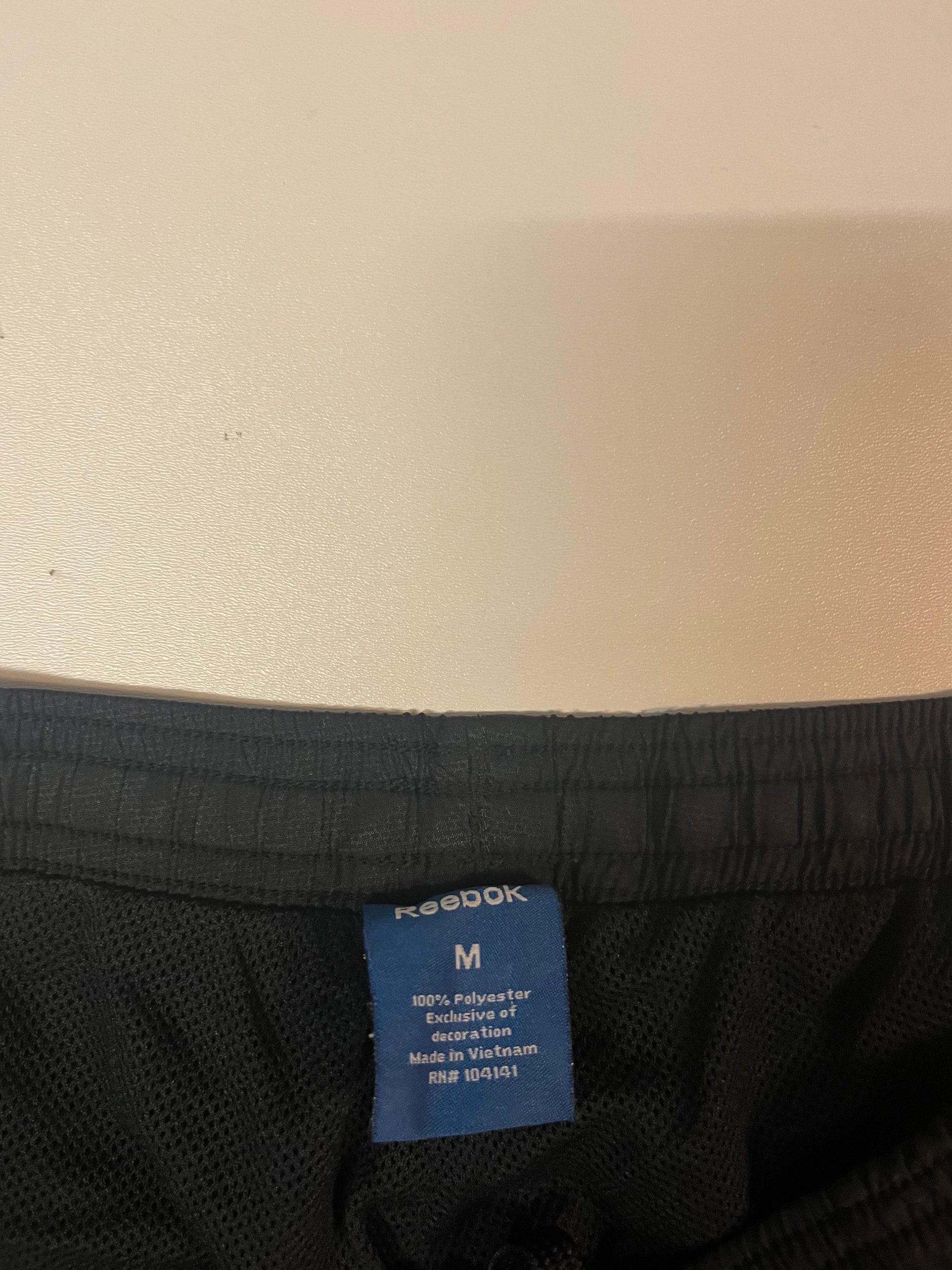 Entdecke unsere Vintage Track Pants von Nike und anderen Marken, erhältlich bei Valuxery.de - Dein Shop für trendige Vintage - Kleidung. Unsere Track Pants sind aus hochwertigen Materialien und