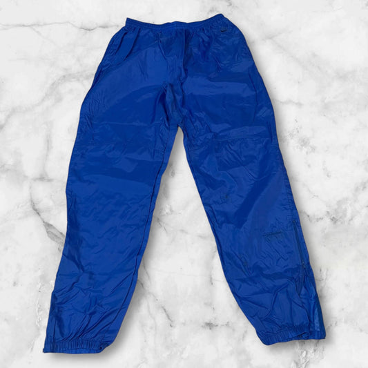 Entdecke unsere Vintage Track Pants von Nike und anderen Marken, erhältlich bei Valuxery.de - Dein Shop für trendige Vintage - Kleidung. Unsere Track Pants sind aus hochwertigen Materialien und