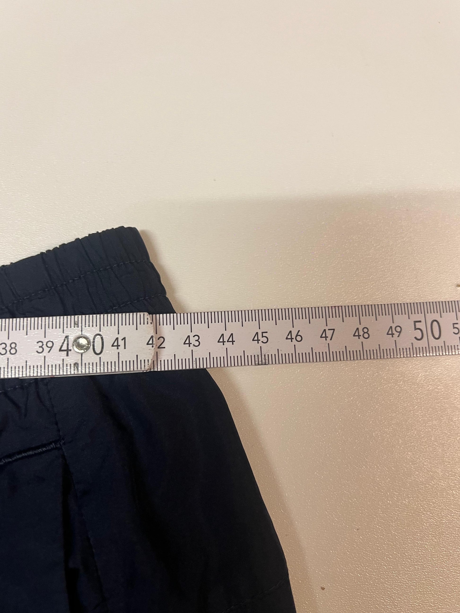 Entdecke unsere Vintage Track Pants von Nike und anderen Marken, erhältlich bei Valuxery.de - Dein Shop für trendige Vintage - Kleidung. Unsere Track Pants sind aus hochwertigen Materialien und