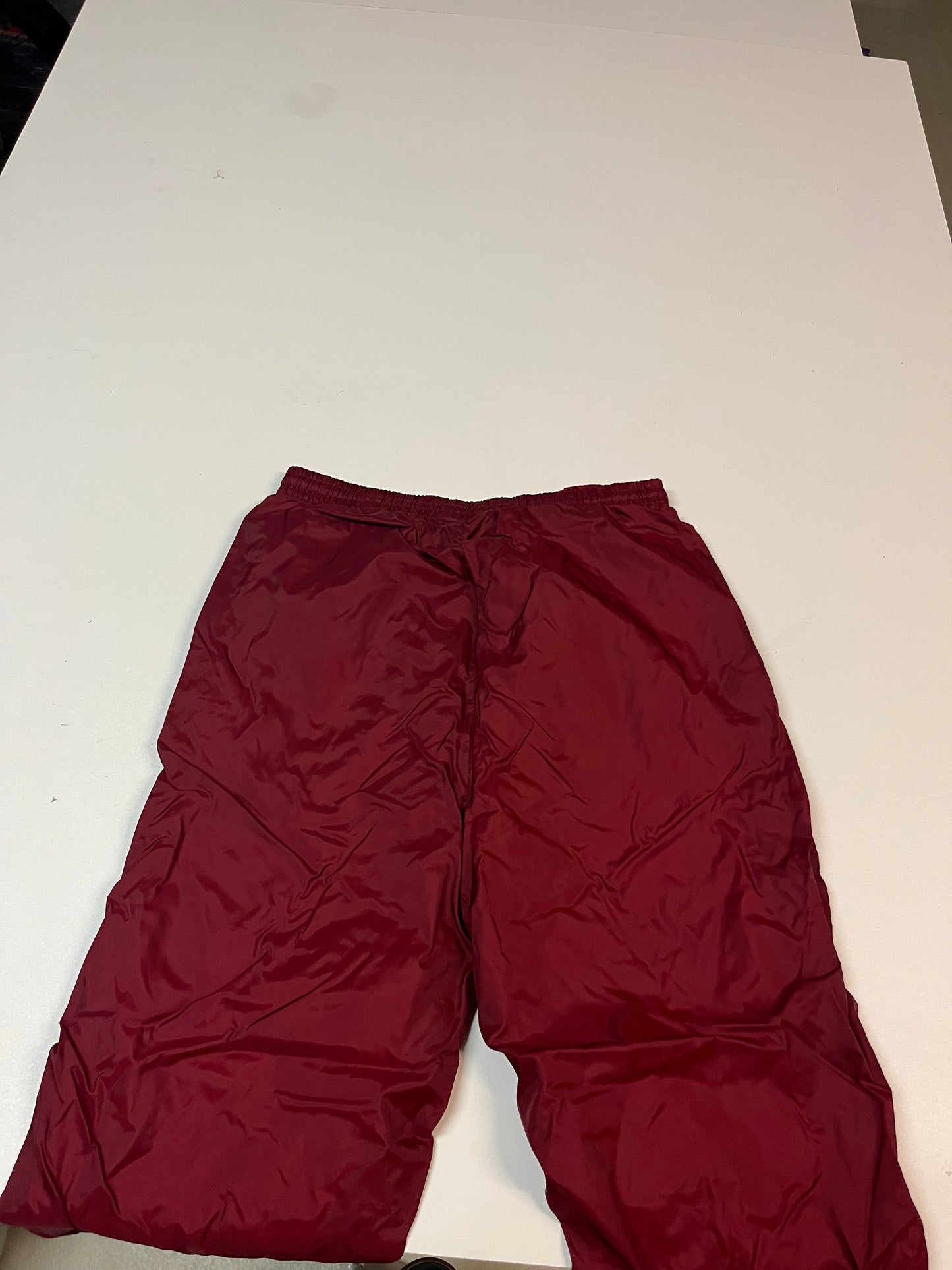 Entdecke unsere Vintage Track Pants von Nike und anderen Marken, erhältlich bei Valuxery.de - Dein Shop für trendige Vintage - Kleidung. Unsere Track Pants sind aus hochwertigen Materialien und