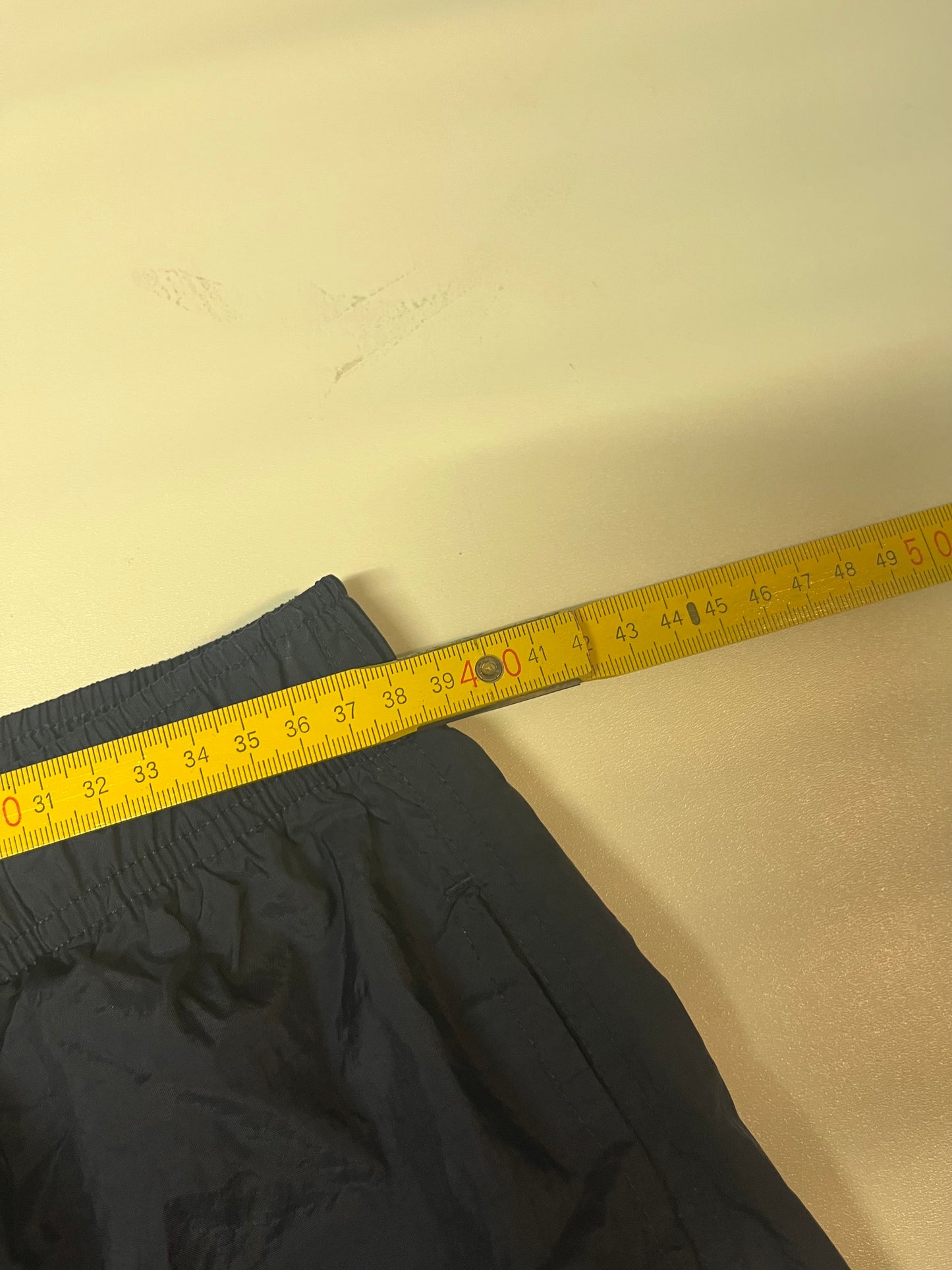 Entdecke unsere Vintage Track Pants von Nike und anderen Marken, erhältlich bei Valuxery.de - Dein Shop für trendige Vintage - Kleidung. Unsere Track Pants sind aus hochwertigen Materialien und