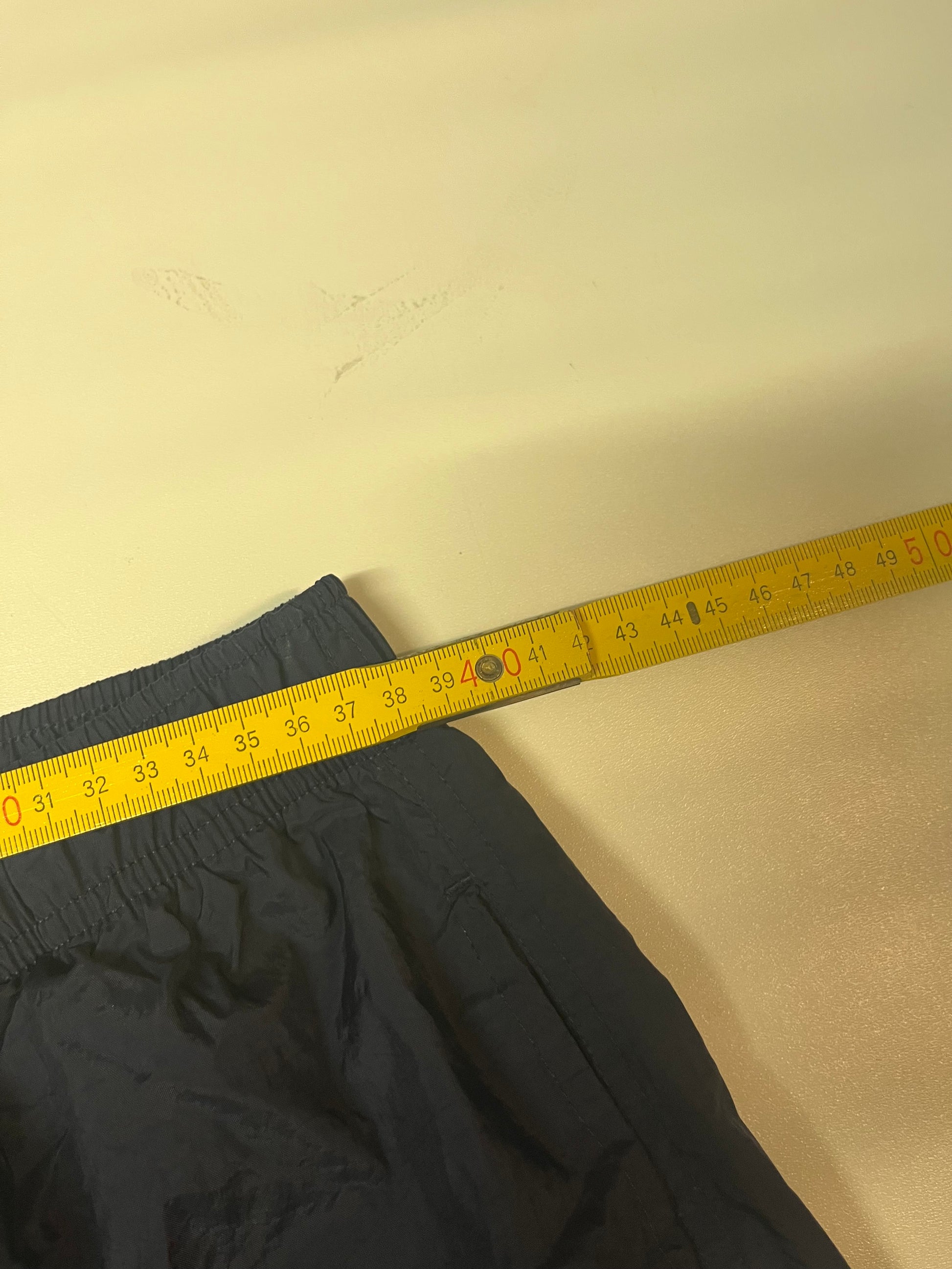 Entdecke unsere Vintage Track Pants von Nike und anderen Marken, erhältlich bei Valuxery.de - Dein Shop für trendige Vintage - Kleidung. Unsere Track Pants sind aus hochwertigen Materialien und