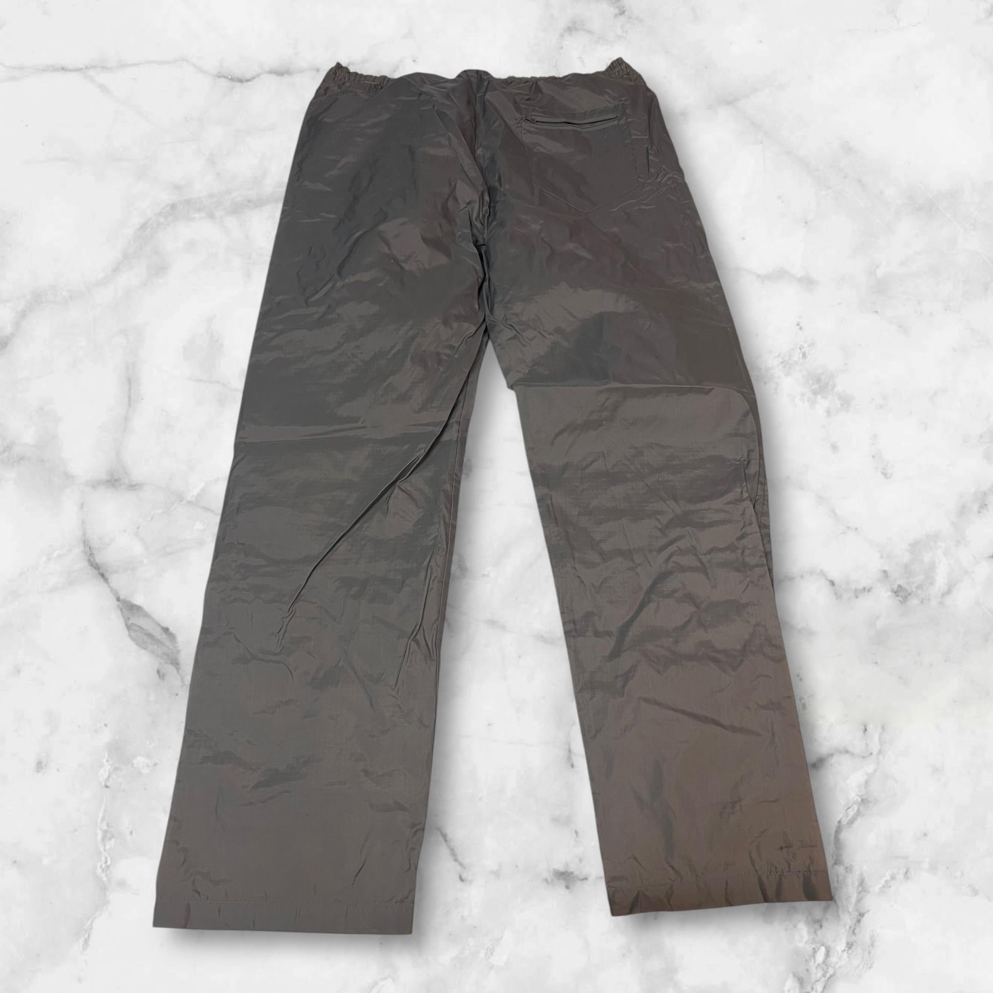 Entdecke unsere Vintage Track Pants von Nike und anderen Marken, erhältlich bei Valuxery.de - Dein Shop für trendige Vintage - Kleidung. Unsere Track Pants sind aus hochwertigen Materialien und