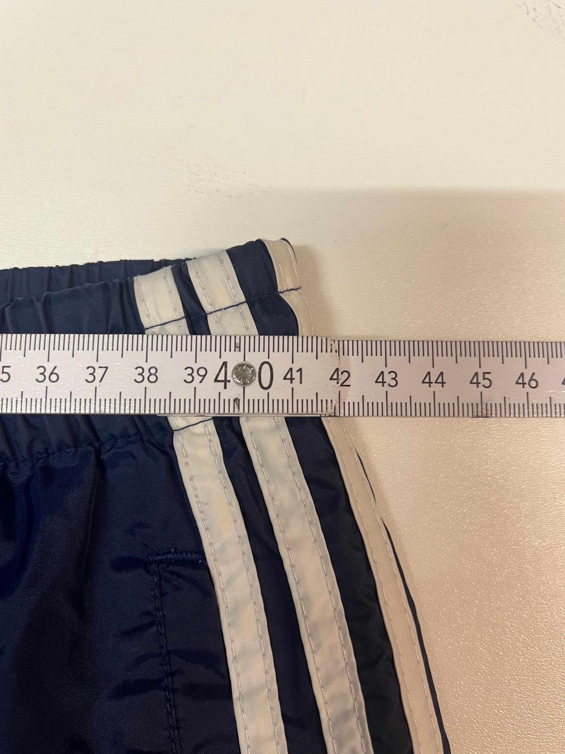 Entdecke unsere Vintage Track Pants von Nike und anderen Marken, erhältlich bei Valuxery.de - Dein Shop für trendige Vintage - Kleidung. Unsere Track Pants sind aus hochwertigen Materialien und