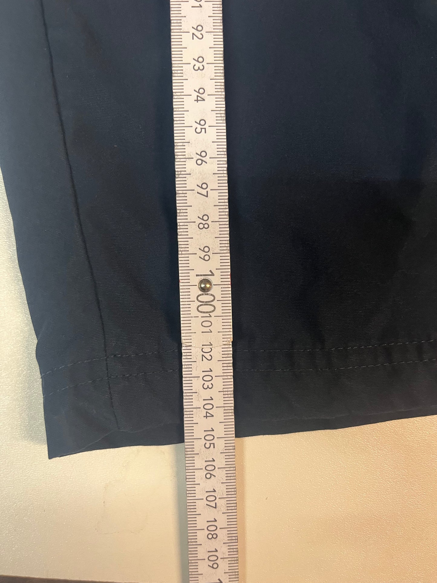 Entdecke unsere Vintage Track Pants von Nike und anderen Marken, erhältlich bei Valuxery.de - Dein Shop für trendige Vintage - Kleidung. Unsere Track Pants sind aus hochwertigen Materialien und