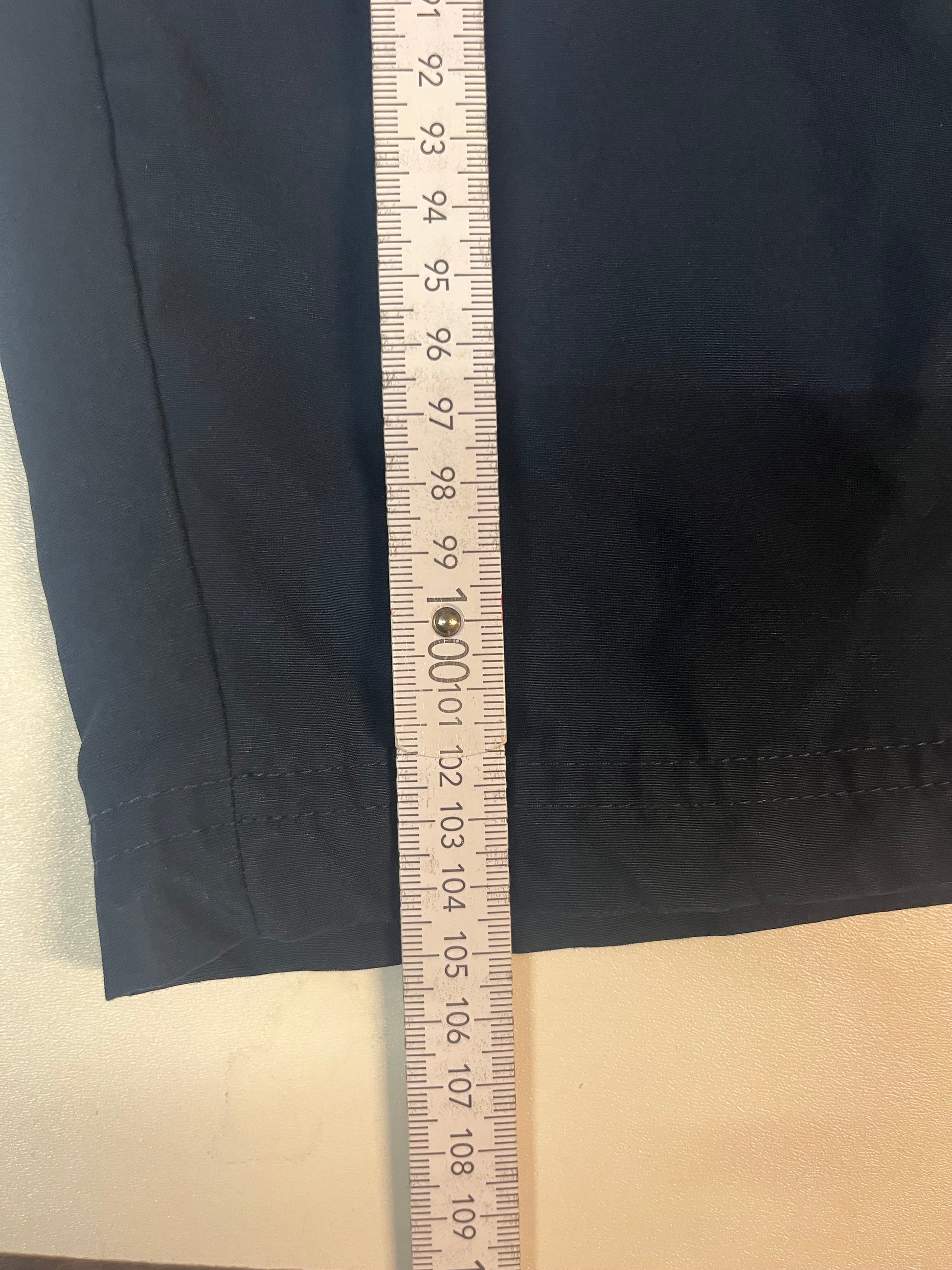 Entdecke unsere Vintage Track Pants von Nike und anderen Marken, erhältlich bei Valuxery.de - Dein Shop für trendige Vintage - Kleidung. Unsere Track Pants sind aus hochwertigen Materialien und