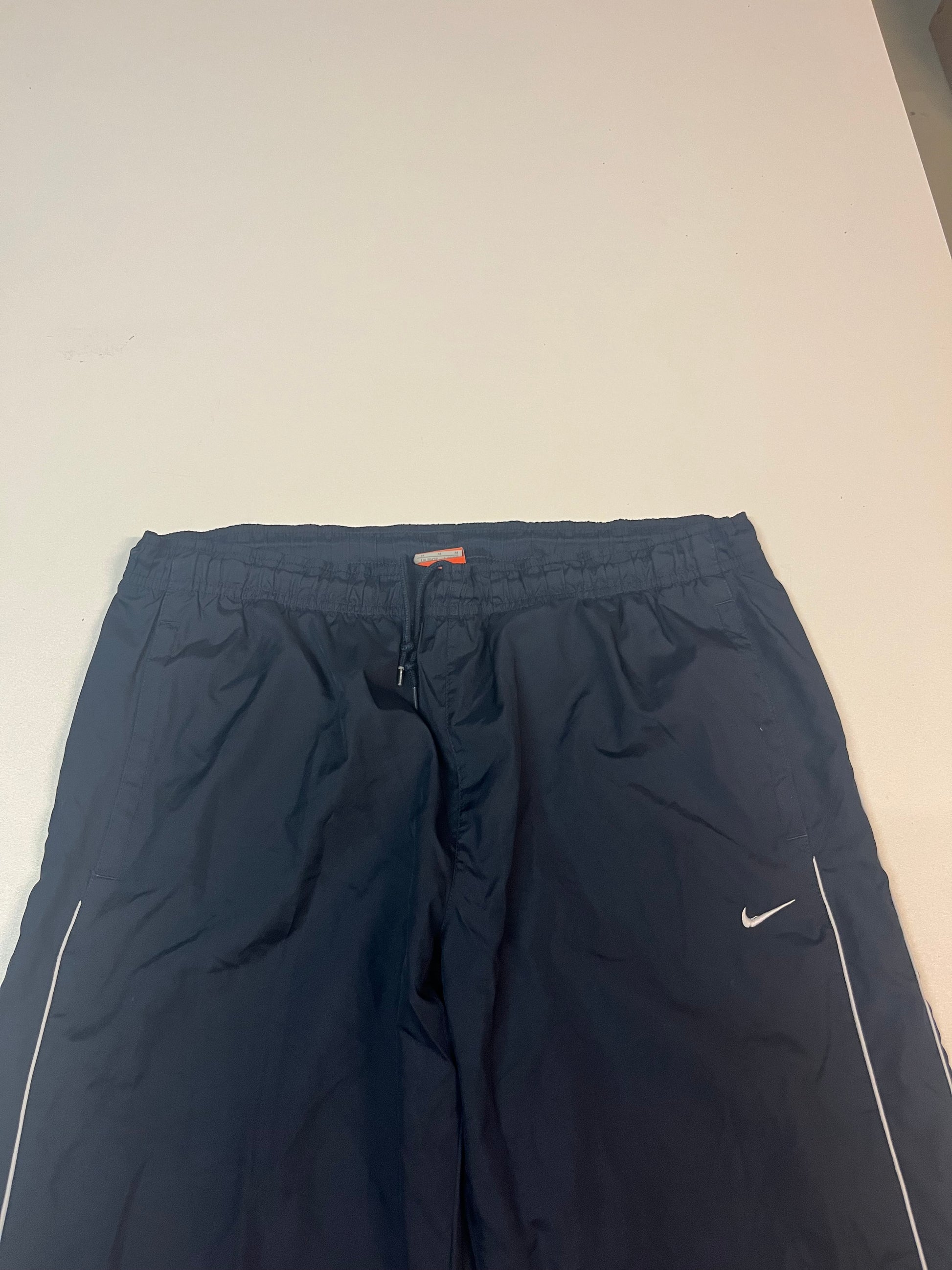Entdecke unsere Vintage Track Pants von Nike und anderen Marken, erhältlich bei Valuxery.de - Dein Shop für trendige Vintage - Kleidung. Unsere Track Pants sind aus hochwertigen Materialien und