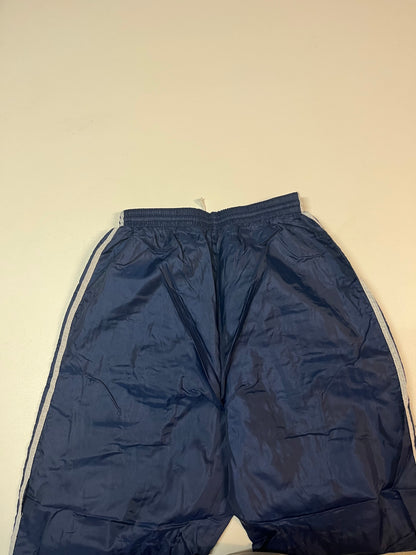 Entdecke unsere Vintage Track Pants von Nike und anderen Marken, erhältlich bei Valuxery.de - Dein Shop für trendige Vintage - Kleidung. Unsere Track Pants sind aus hochwertigen Materialien und