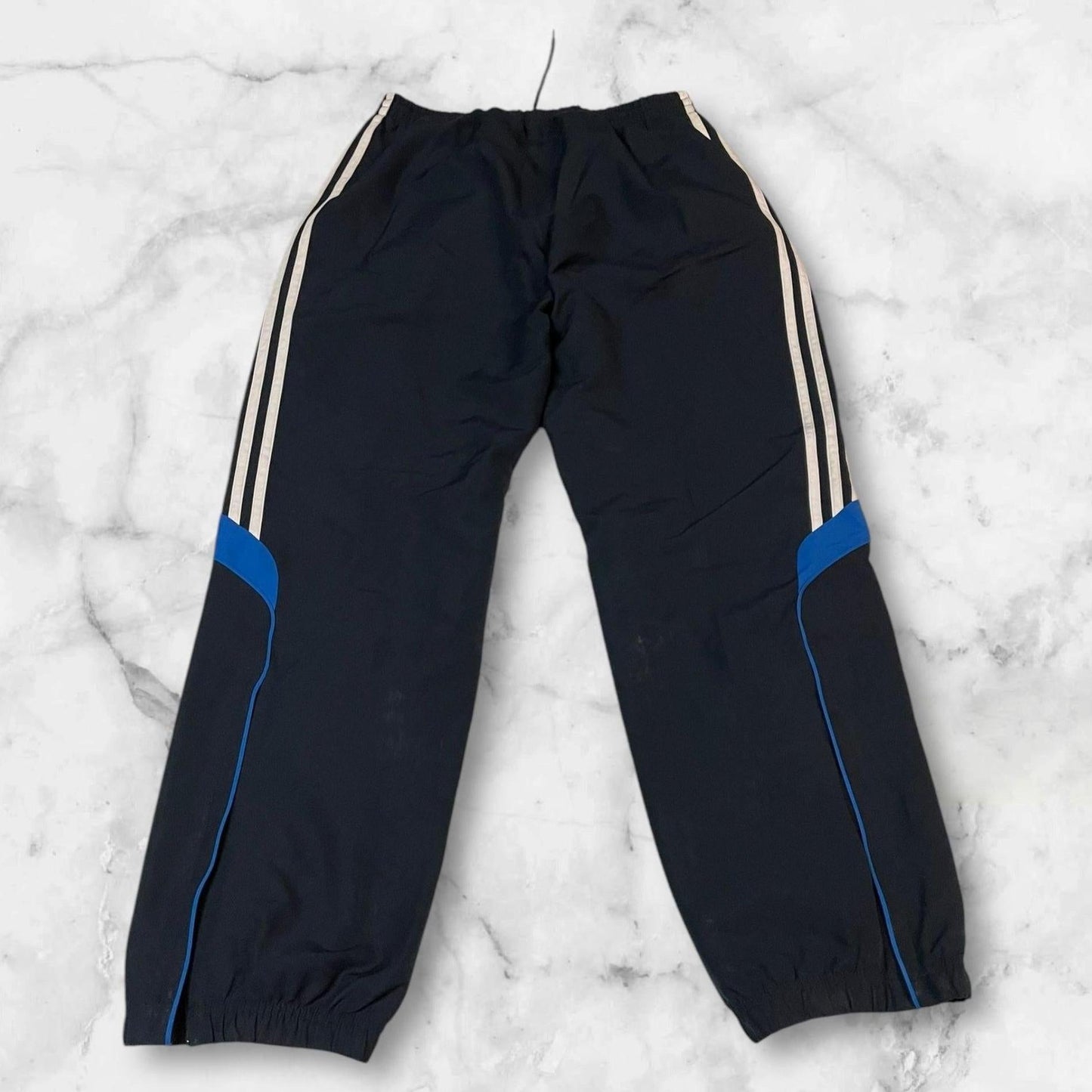 Entdecke unsere Vintage Track Pants von Nike und anderen Marken, erhältlich bei Valuxery.de - Dein Shop für trendige Vintage - Kleidung. Unsere Track Pants sind aus hochwertigen Materialien und
