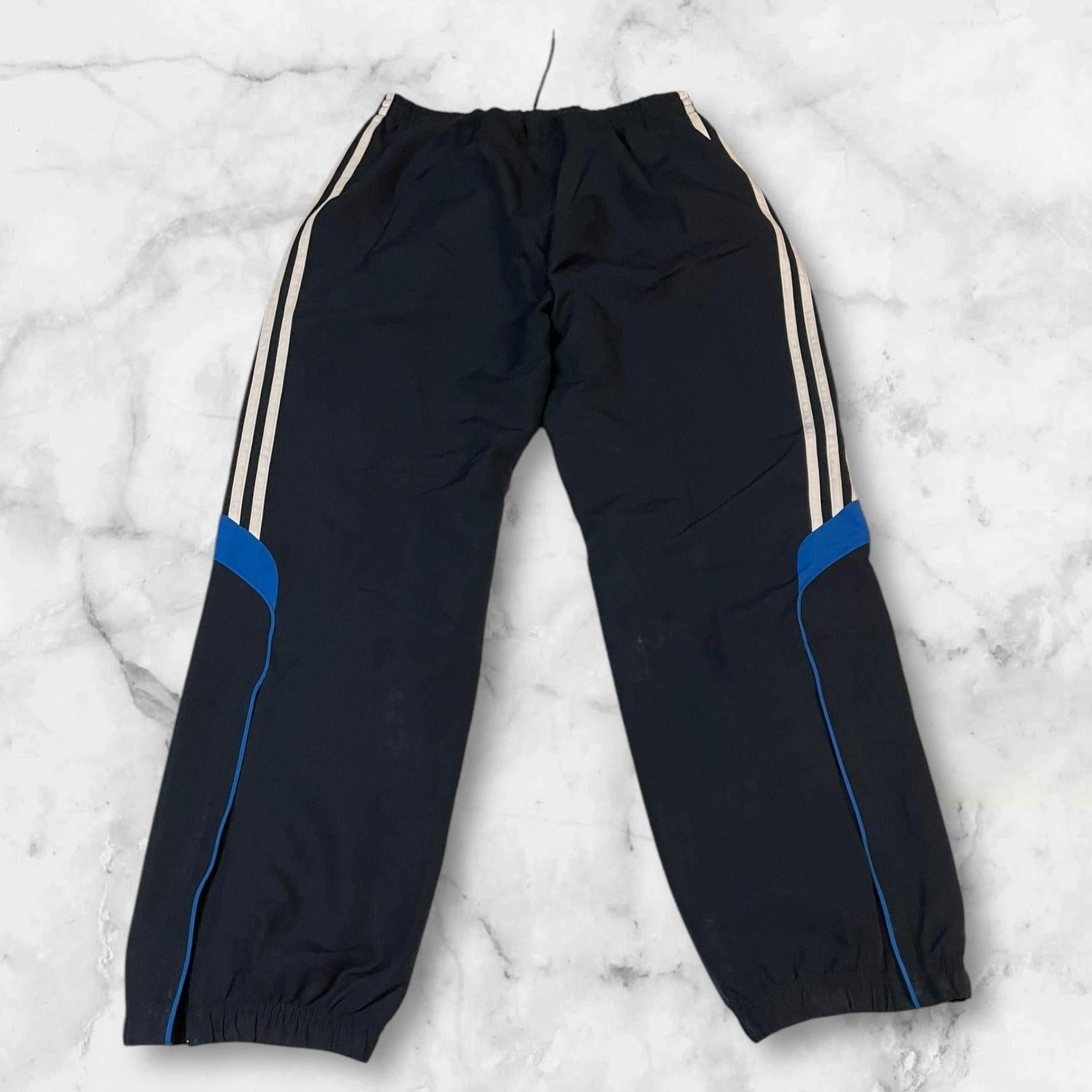 Entdecke unsere Vintage Track Pants von Nike und anderen Marken, erhältlich bei Valuxery.de - Dein Shop für trendige Vintage - Kleidung. Unsere Track Pants sind aus hochwertigen Materialien und
