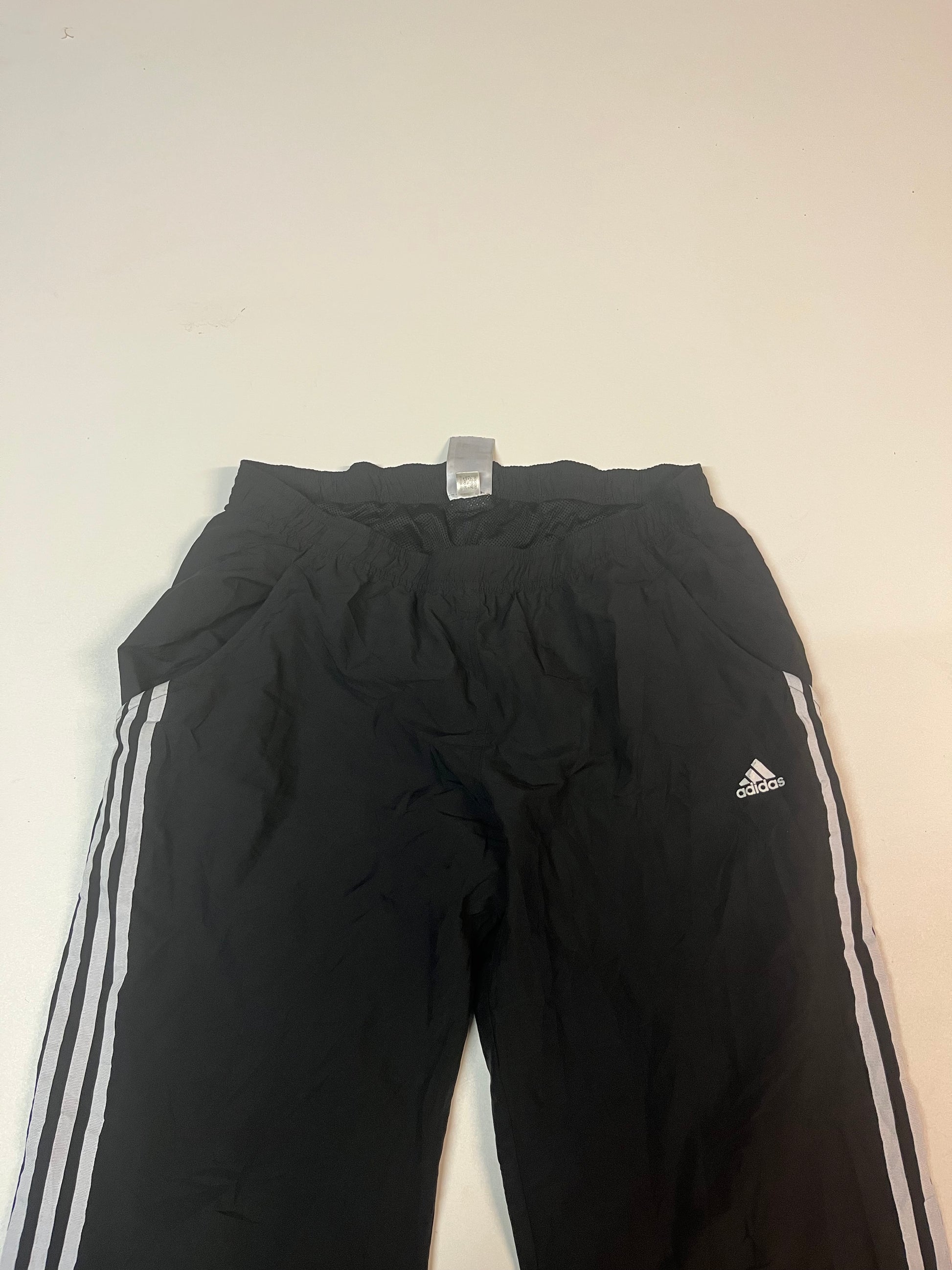 Entdecke unsere Vintage Track Pants von Nike und anderen Marken, erhältlich bei Valuxery.de - Dein Shop für trendige Vintage - Kleidung. Unsere Track Pants sind aus hochwertigen Materialien und