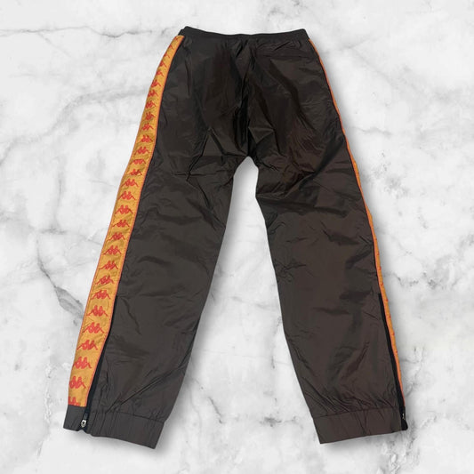 Entdecke unsere Vintage Track Pants von Nike und anderen Marken, erhältlich bei Valuxery.de - Dein Shop für trendige Vintage - Kleidung. Unsere Track Pants sind aus hochwertigen Materialien und