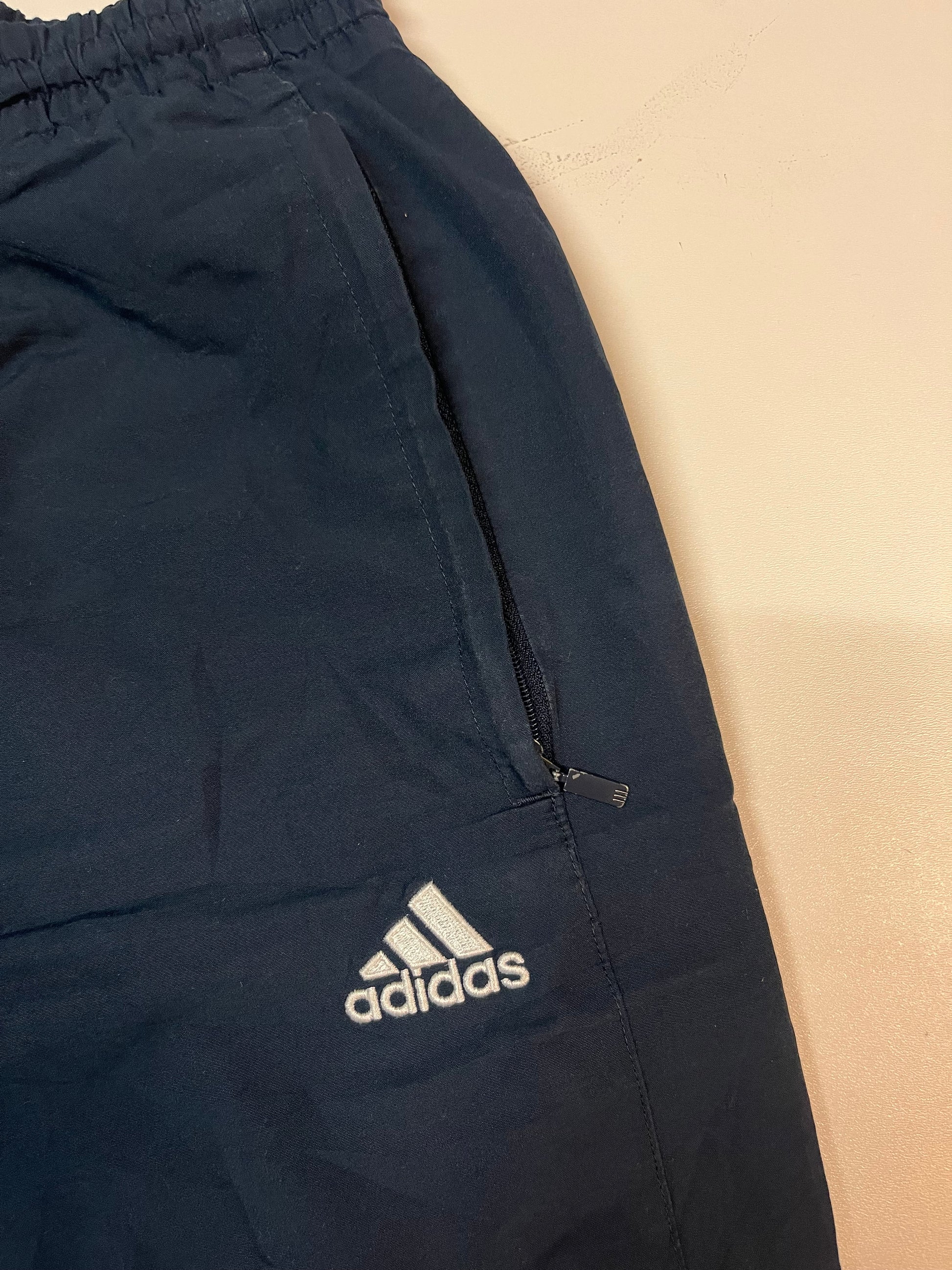 Entdecke unsere Vintage Track Pants von Nike und anderen Marken, erhältlich bei Valuxery.de - Dein Shop für trendige Vintage - Kleidung. Unsere Track Pants sind aus hochwertigen Materialien und