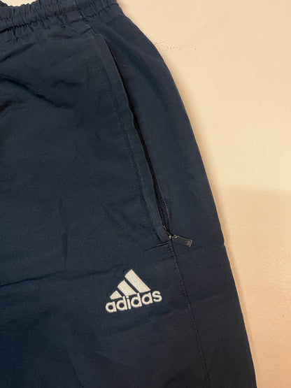 Entdecke unsere Vintage Track Pants von Nike und anderen Marken, erhältlich bei Valuxery.de - Dein Shop für trendige Vintage - Kleidung. Unsere Track Pants sind aus hochwertigen Materialien und