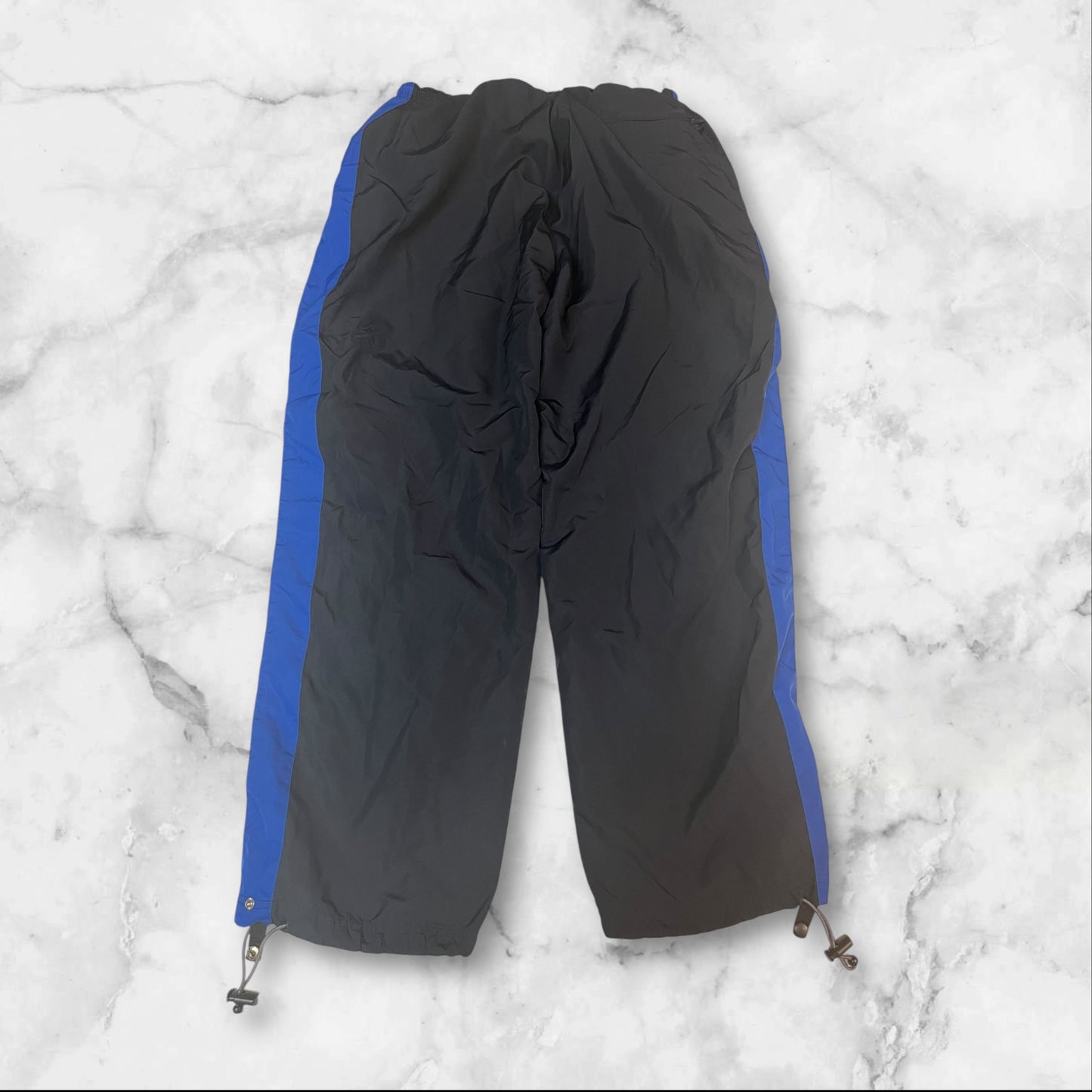 Entdecke unsere Vintage Track Pants von Nike und anderen Marken, erhältlich bei Valuxery.de - Dein Shop für trendige Vintage - Kleidung. Unsere Track Pants sind aus hochwertigen Materialien und