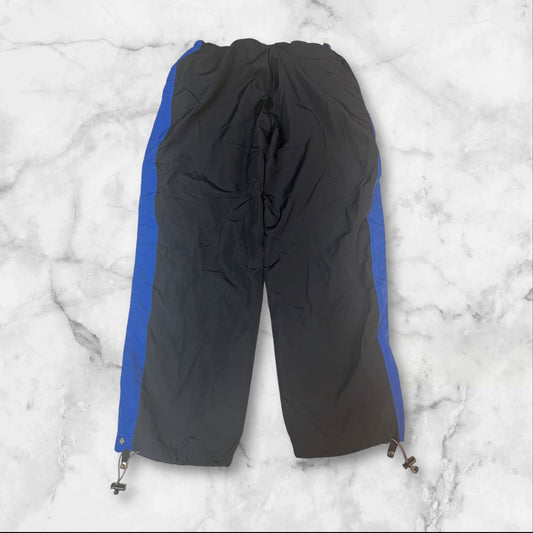 Entdecke unsere Vintage Track Pants von Nike und anderen Marken, erhältlich bei Valuxery.de - Dein Shop für trendige Vintage - Kleidung. Unsere Track Pants sind aus hochwertigen Materialien und