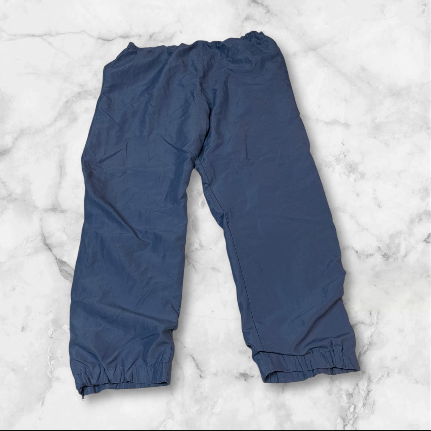 Entdecke unsere Vintage Track Pants von Nike und anderen Marken, erhältlich bei Valuxery.de - Dein Shop für trendige Vintage - Kleidung. Unsere Track Pants sind aus hochwertigen Materialien und