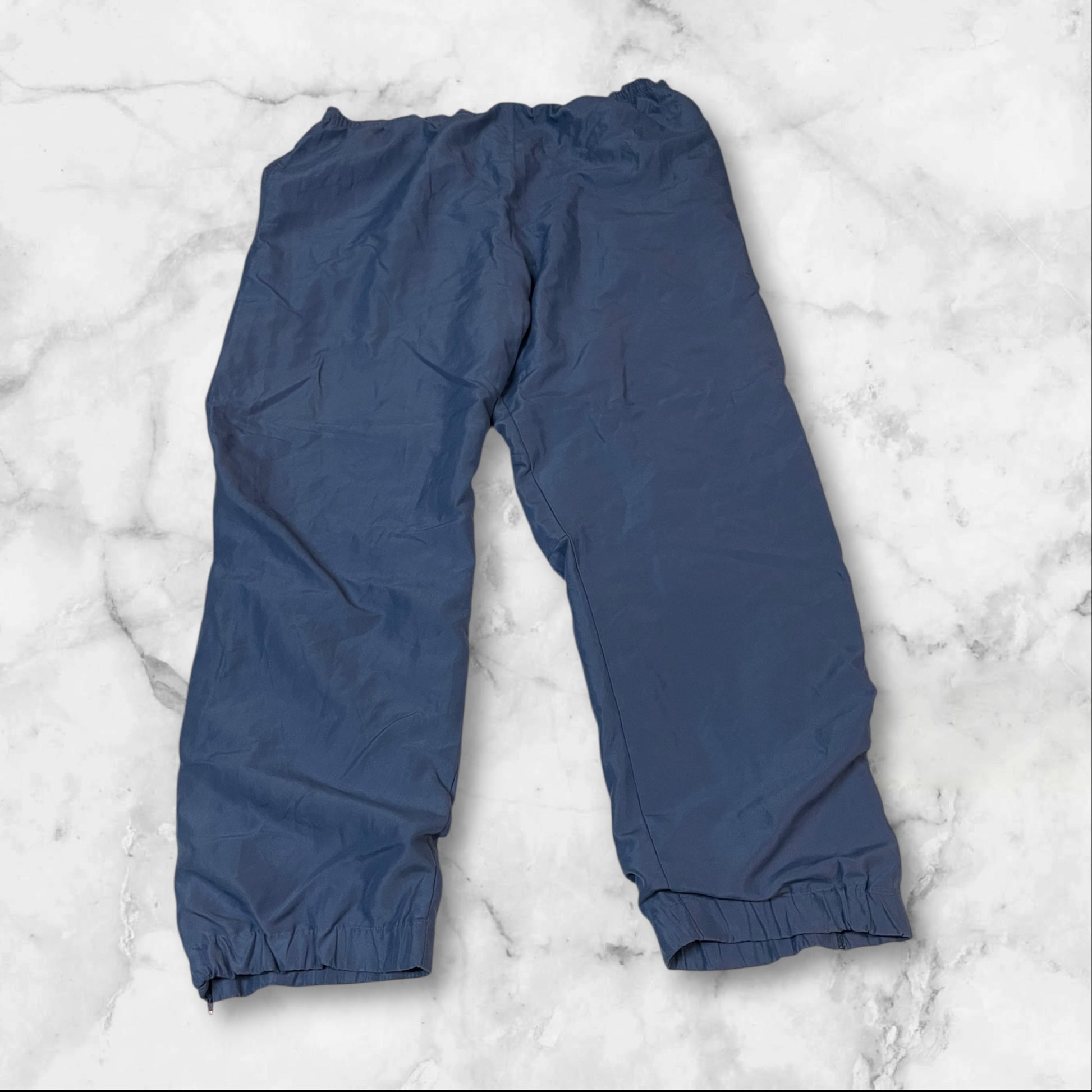 Entdecke unsere Vintage Track Pants von Nike und anderen Marken, erhältlich bei Valuxery.de - Dein Shop für trendige Vintage - Kleidung. Unsere Track Pants sind aus hochwertigen Materialien und