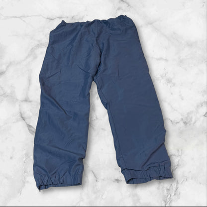 Entdecke unsere Vintage Track Pants von Nike und anderen Marken, erhältlich bei Valuxery.de - Dein Shop für trendige Vintage - Kleidung. Unsere Track Pants sind aus hochwertigen Materialien und