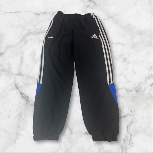Entdecke unsere Vintage Track Pants von Nike und anderen Marken, erhältlich bei Valuxery.de - Dein Shop für trendige Vintage - Kleidung. Unsere Track Pants sind aus hochwertigen Materialien und