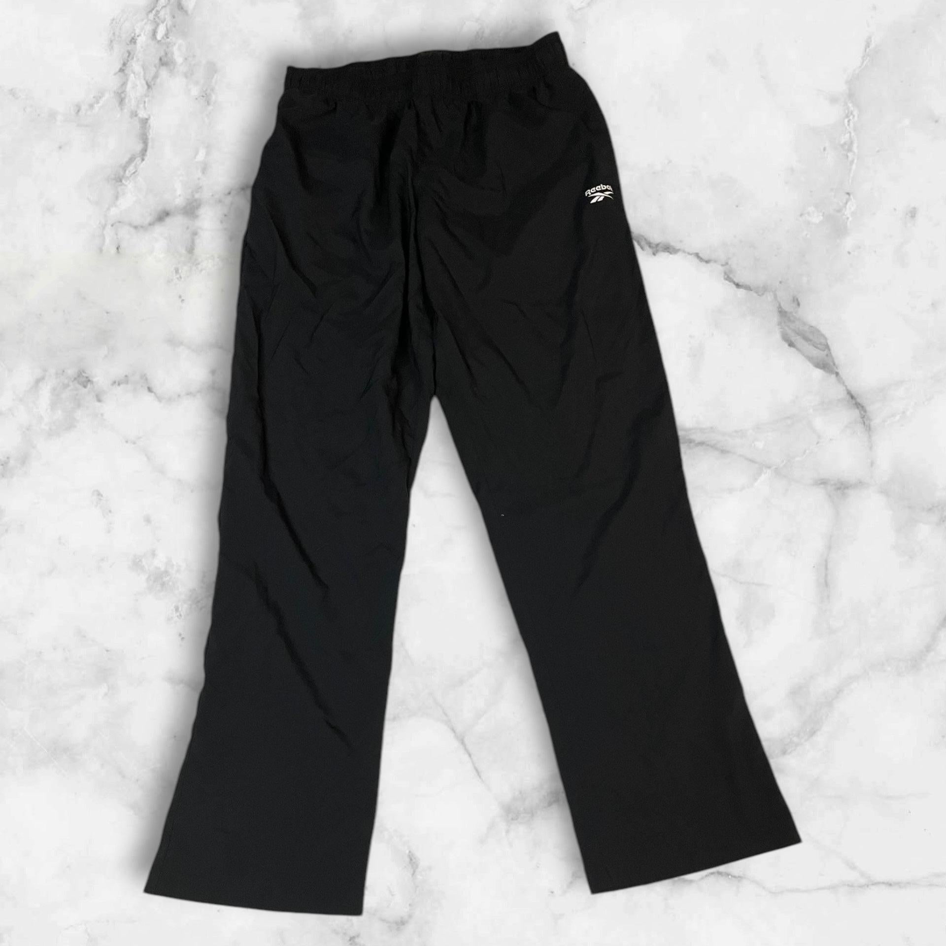 Entdecke unsere Vintage Track Pants von Nike und anderen Marken, erhältlich bei Valuxery.de - Dein Shop für trendige Vintage - Kleidung. Unsere Track Pants sind aus hochwertigen Materialien und