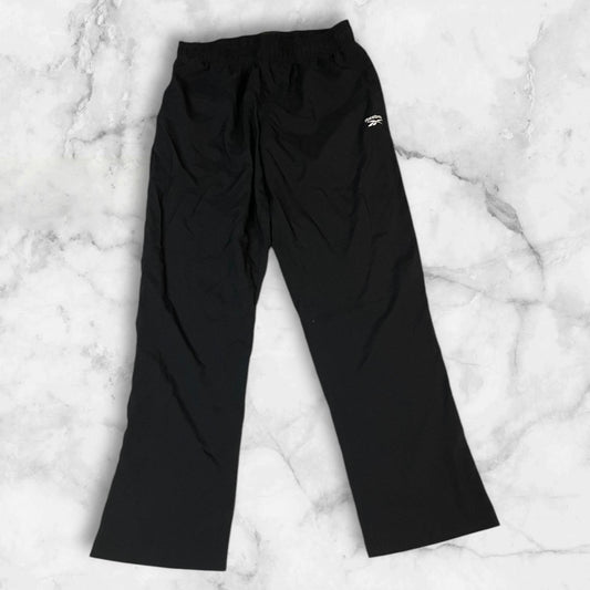 Entdecke unsere Vintage Track Pants von Nike und anderen Marken, erhältlich bei Valuxery.de - Dein Shop für trendige Vintage - Kleidung. Unsere Track Pants sind aus hochwertigen Materialien und