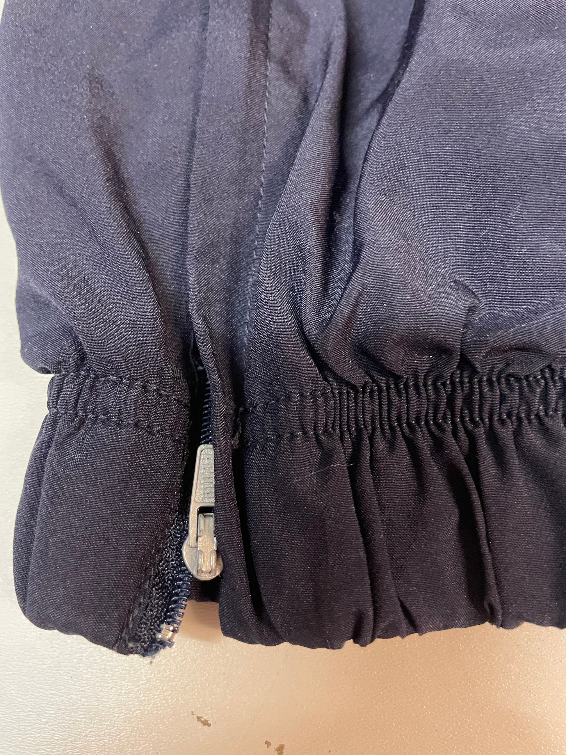 Entdecke unsere Vintage Track Pants von Nike und anderen Marken, erhältlich bei Valuxery.de - Dein Shop für trendige Vintage - Kleidung. Unsere Track Pants sind aus hochwertigen Materialien und