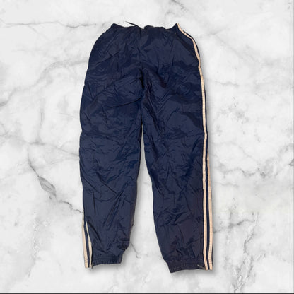 Entdecke unsere Vintage Track Pants von Nike und anderen Marken, erhältlich bei Valuxery.de - Dein Shop für trendige Vintage - Kleidung. Unsere Track Pants sind aus hochwertigen Materialien und