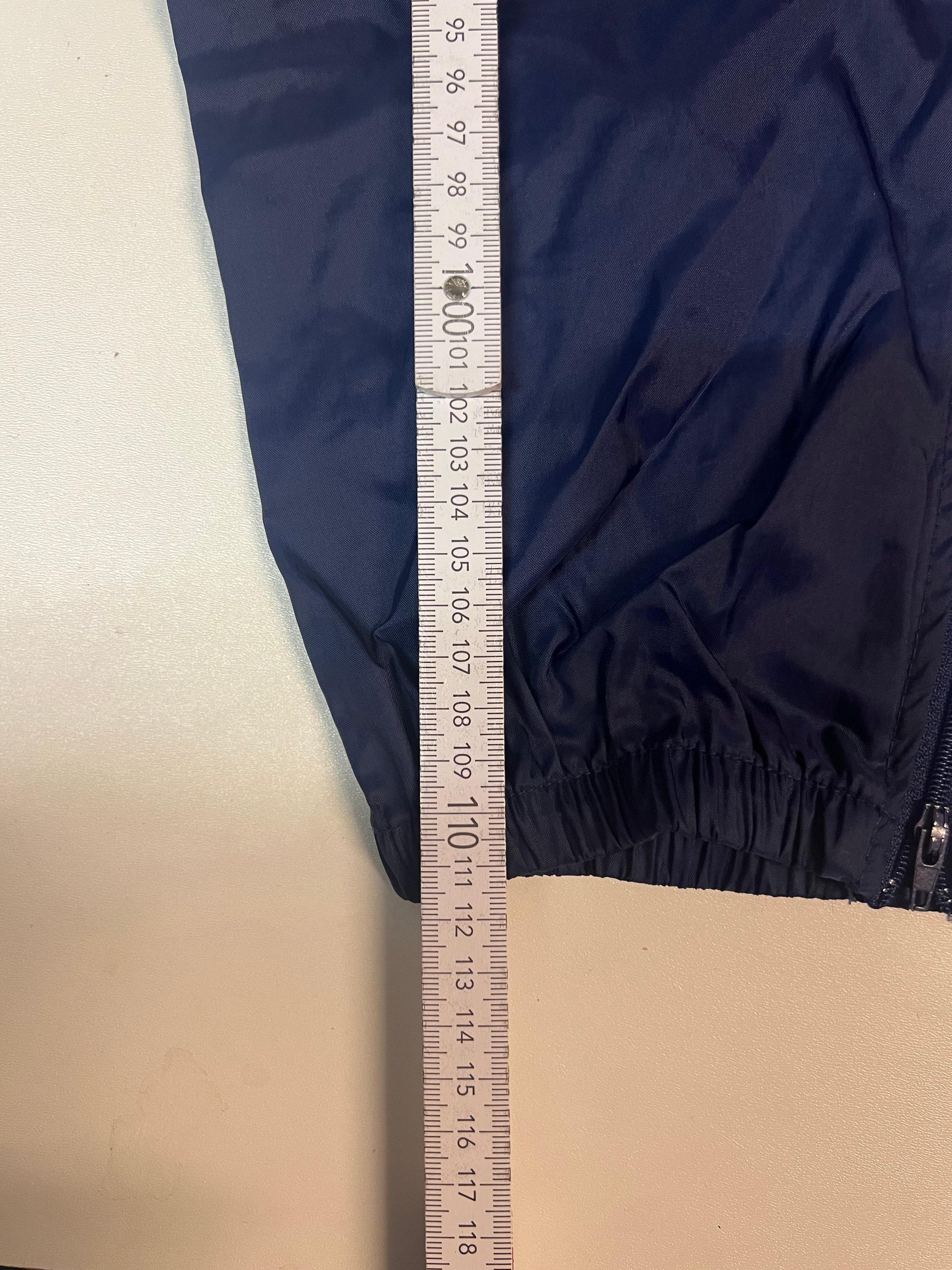 Entdecke unsere Vintage Track Pants von Nike und anderen Marken, erhältlich bei Valuxery.de - Dein Shop für trendige Vintage - Kleidung. Unsere Track Pants sind aus hochwertigen Materialien und