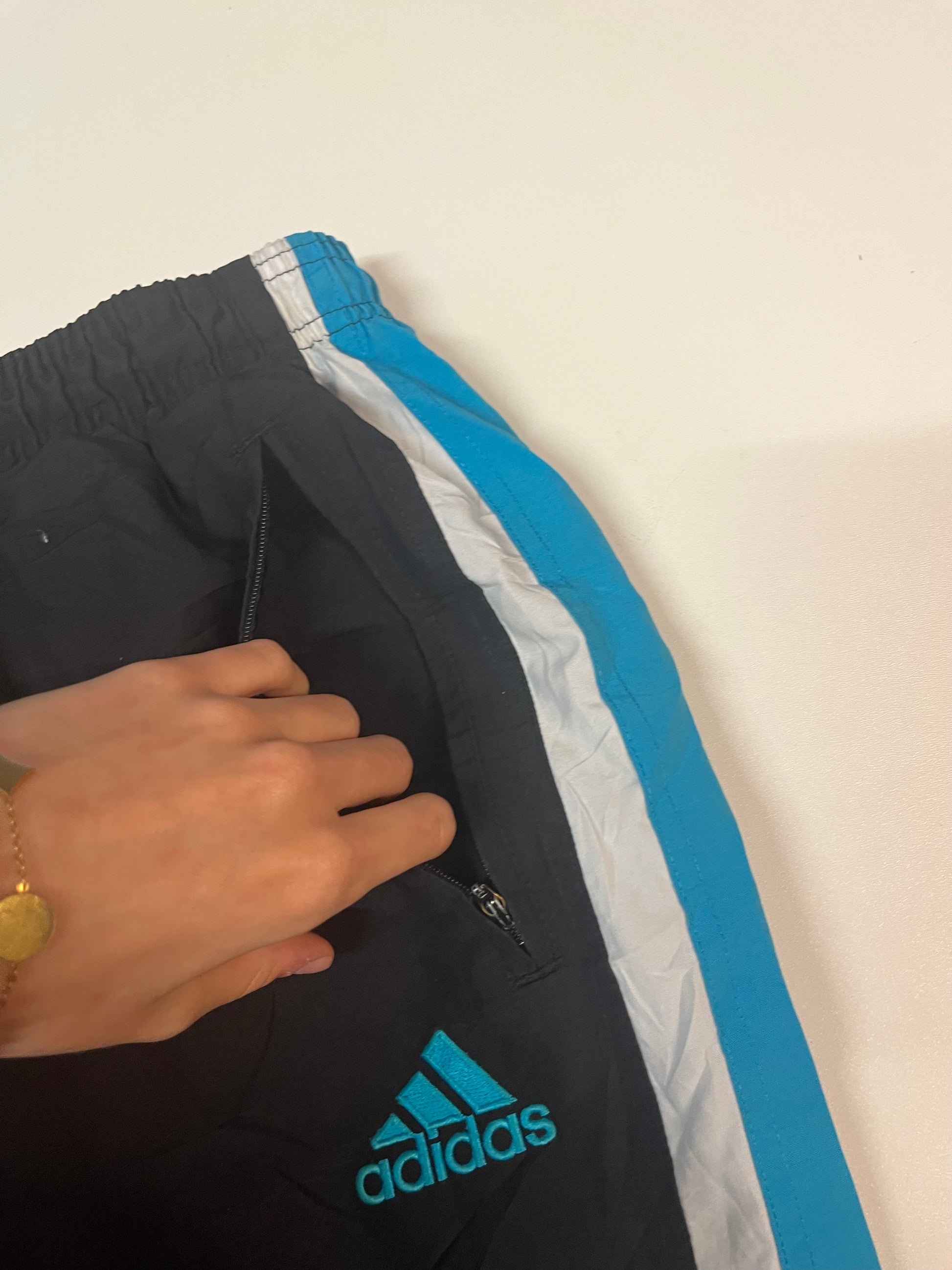 Entdecke unsere Vintage Track Pants von Nike und anderen Marken, erhältlich bei Valuxery.de - Dein Shop für trendige Vintage - Kleidung. Unsere Track Pants sind aus hochwertigen Materialien und