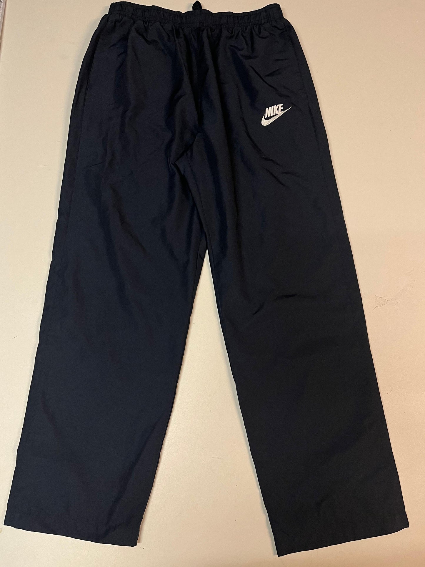 Entdecke unsere Vintage Track Pants von Nike und anderen Marken, erhältlich bei Valuxery.de - Dein Shop für trendige Vintage - Kleidung. Unsere Track Pants sind aus hochwertigen Materialien und