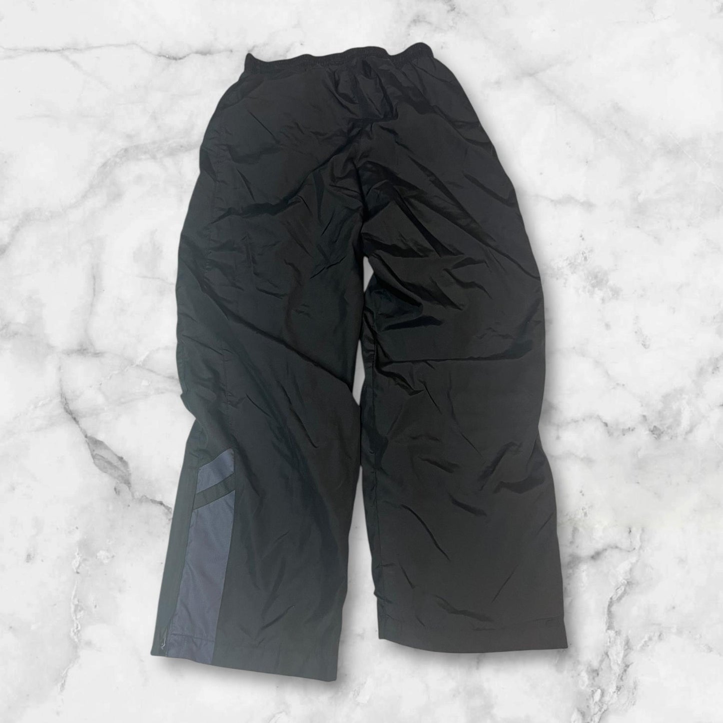 Entdecke unsere Vintage Track Pants von Nike und anderen Marken, erhältlich bei Valuxery.de - Dein Shop für trendige Vintage - Kleidung. Unsere Track Pants sind aus hochwertigen Materialien und