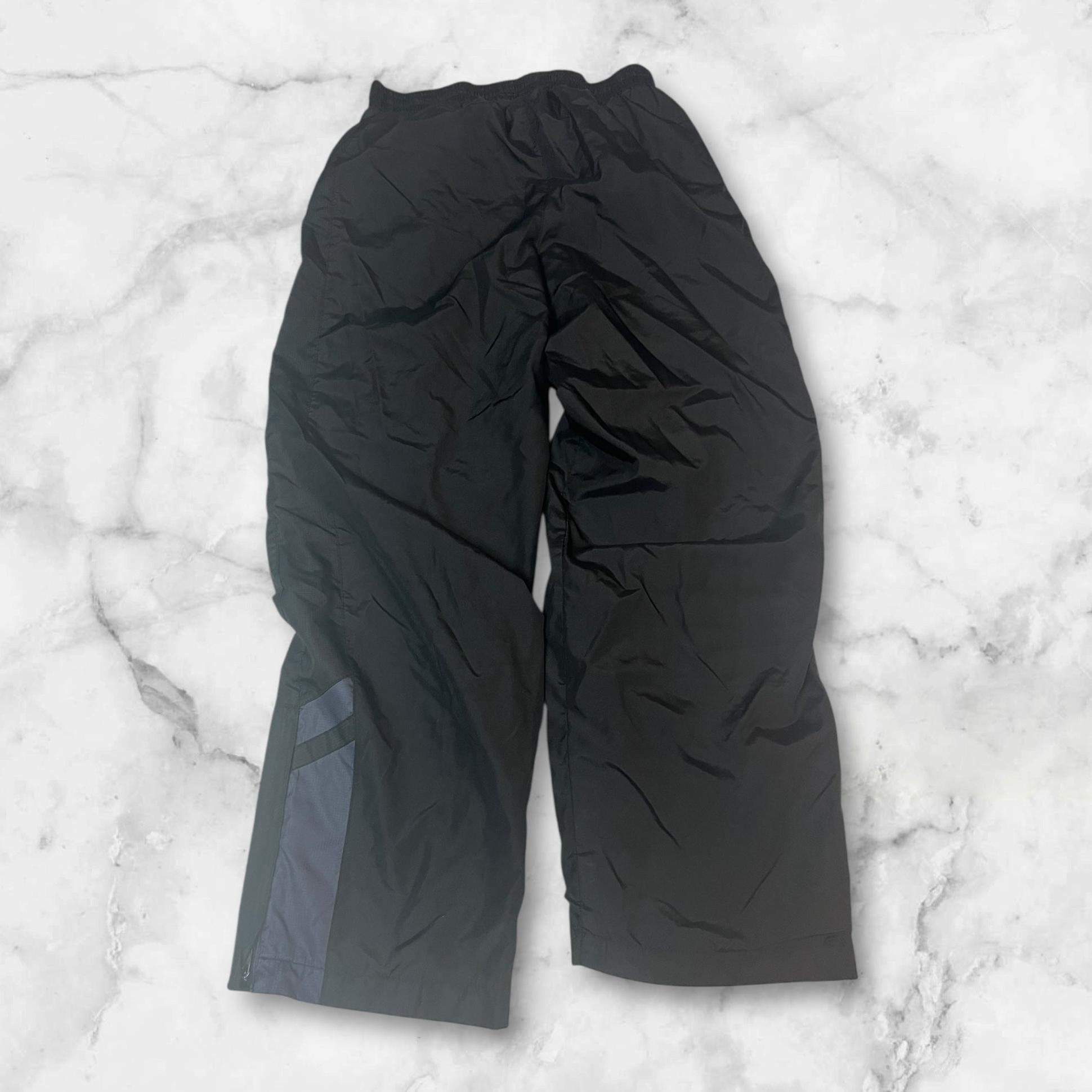 Entdecke unsere Vintage Track Pants von Nike und anderen Marken, erhältlich bei Valuxery.de - Dein Shop für trendige Vintage - Kleidung. Unsere Track Pants sind aus hochwertigen Materialien und